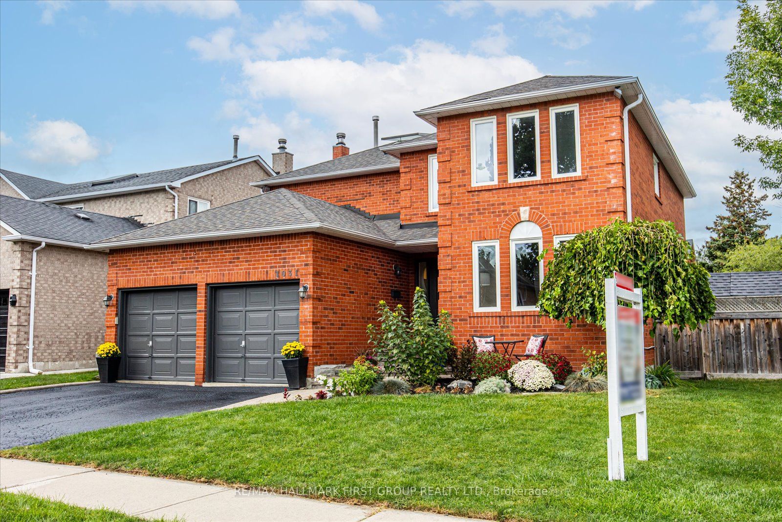 1031 Moorelands Cres