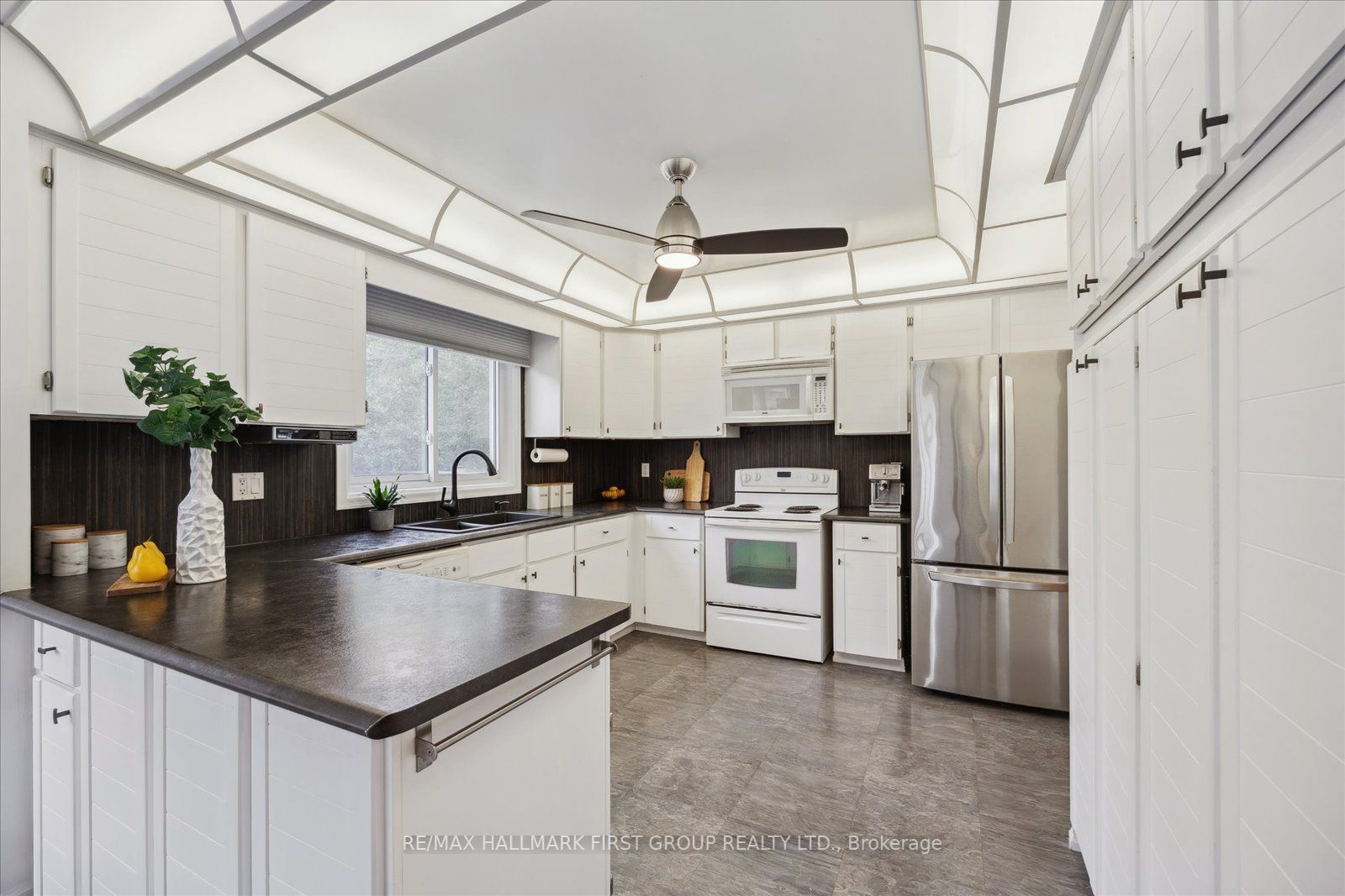1031 Moorelands Cres