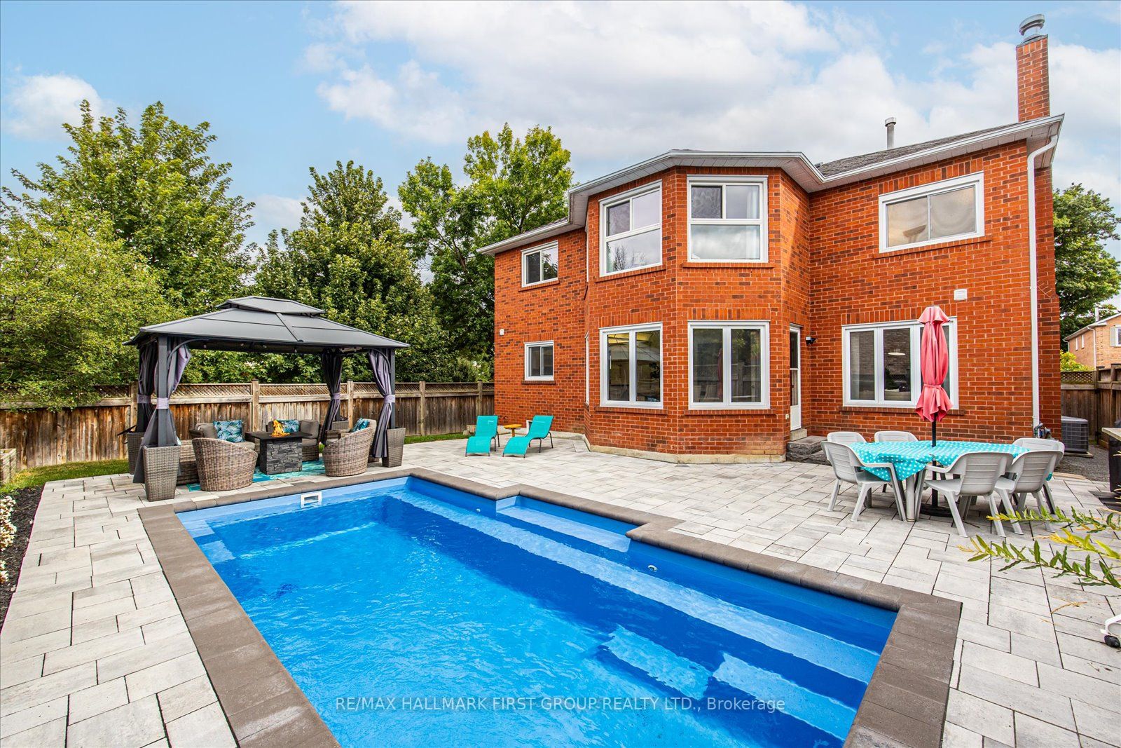 1031 Moorelands Cres