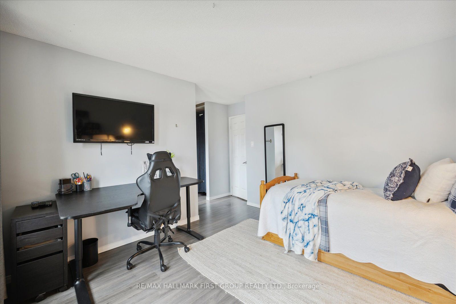 1031 Moorelands Cres