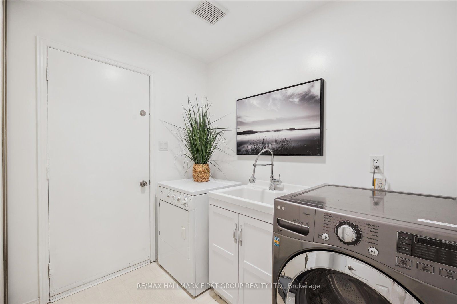 1031 Moorelands Cres