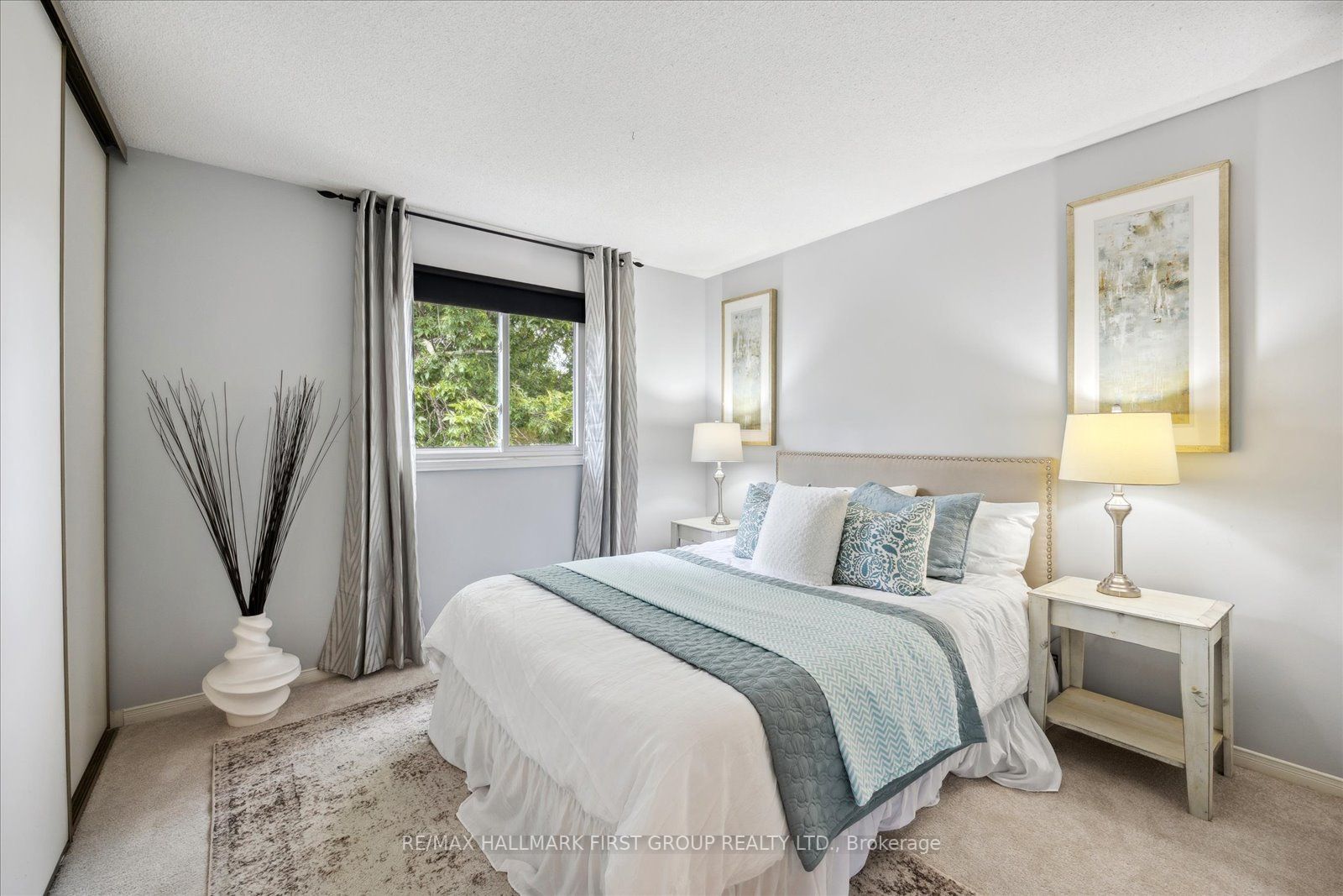 1031 Moorelands Cres