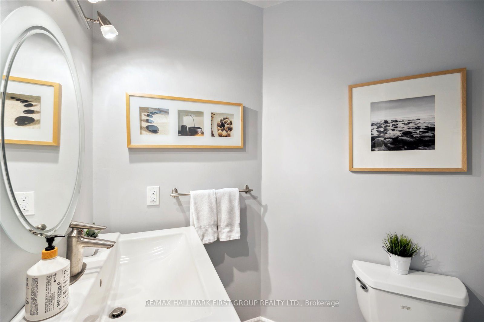1031 Moorelands Cres