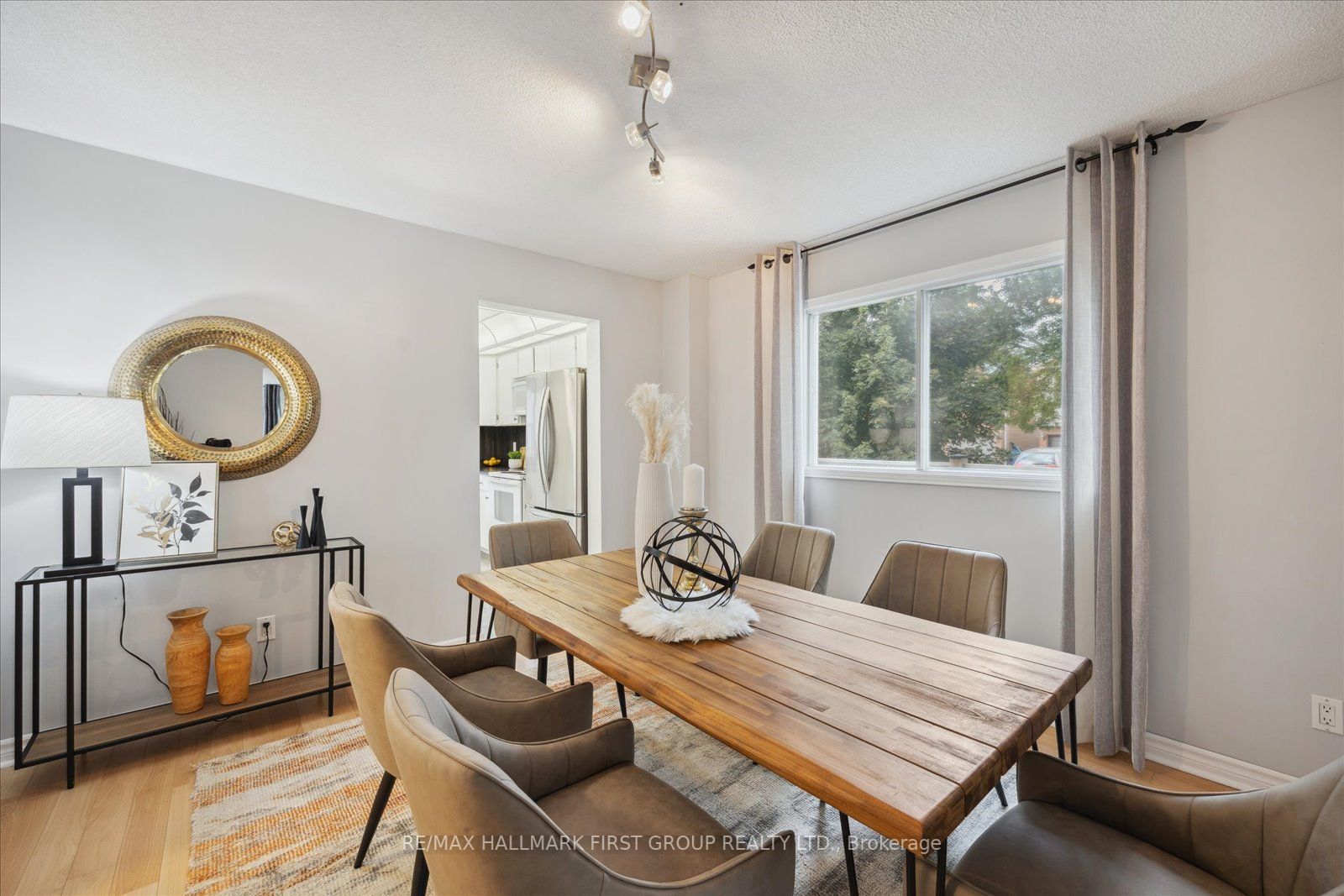 1031 Moorelands Cres