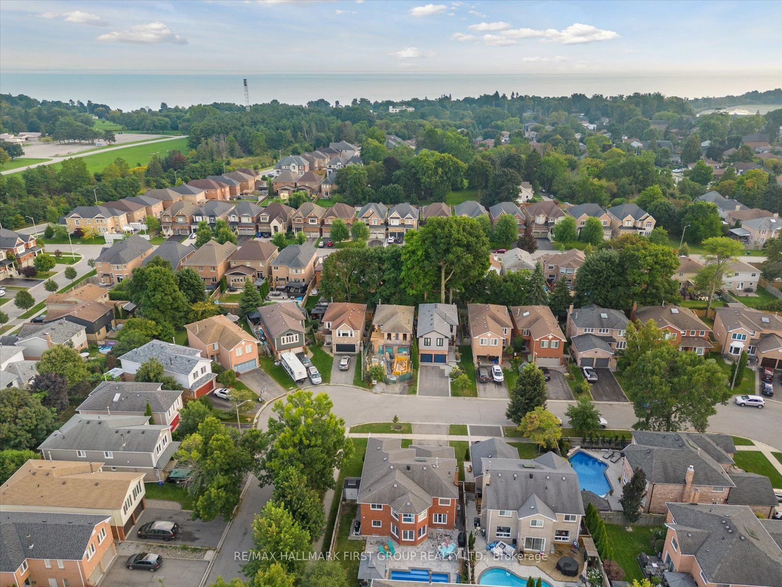 1031 Moorelands Cres