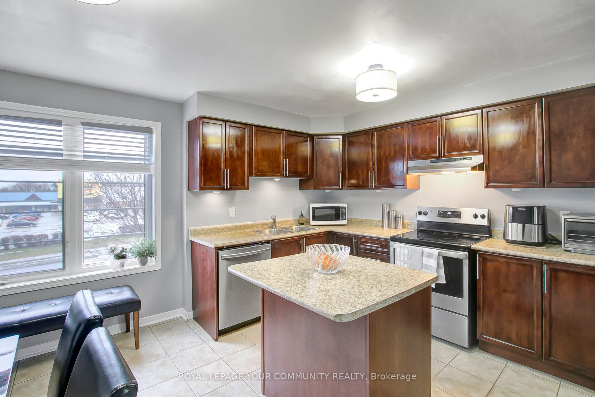 162 Bayly St W