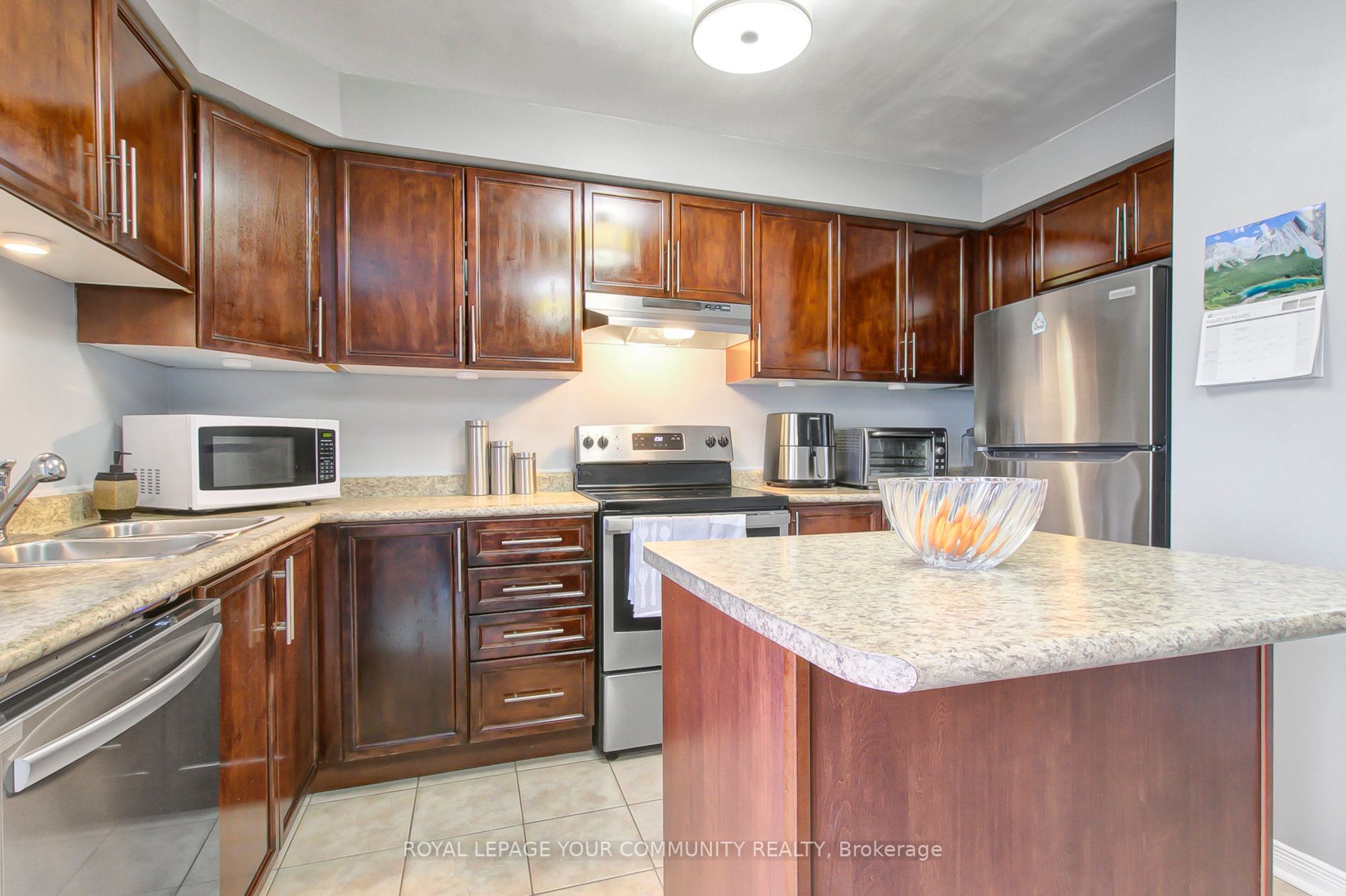 162 Bayly St W