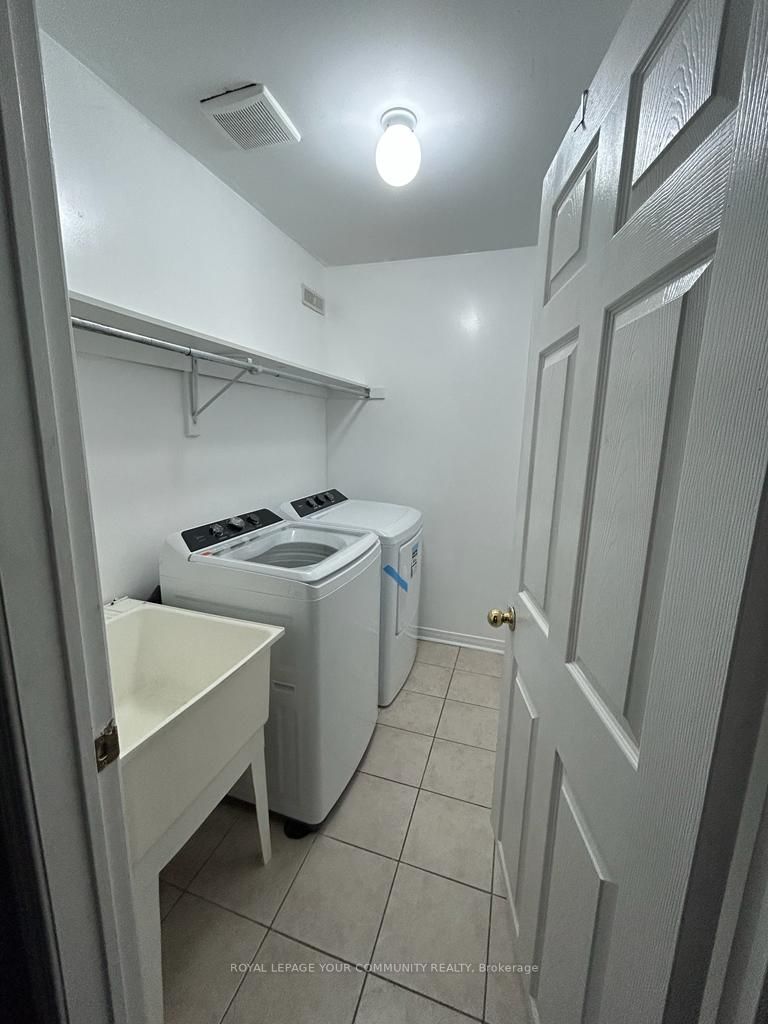 162 Bayly St W