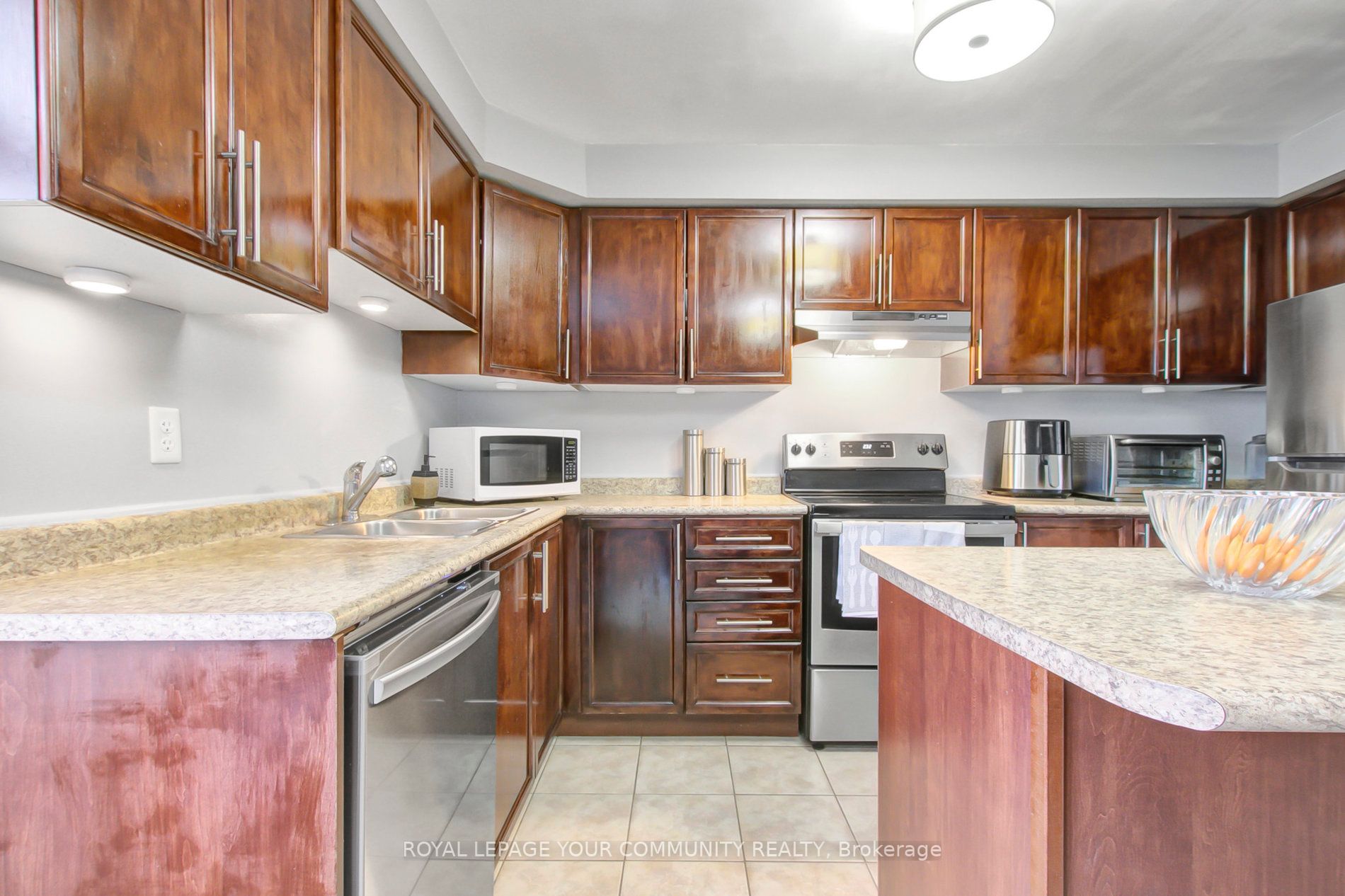 162 Bayly St W