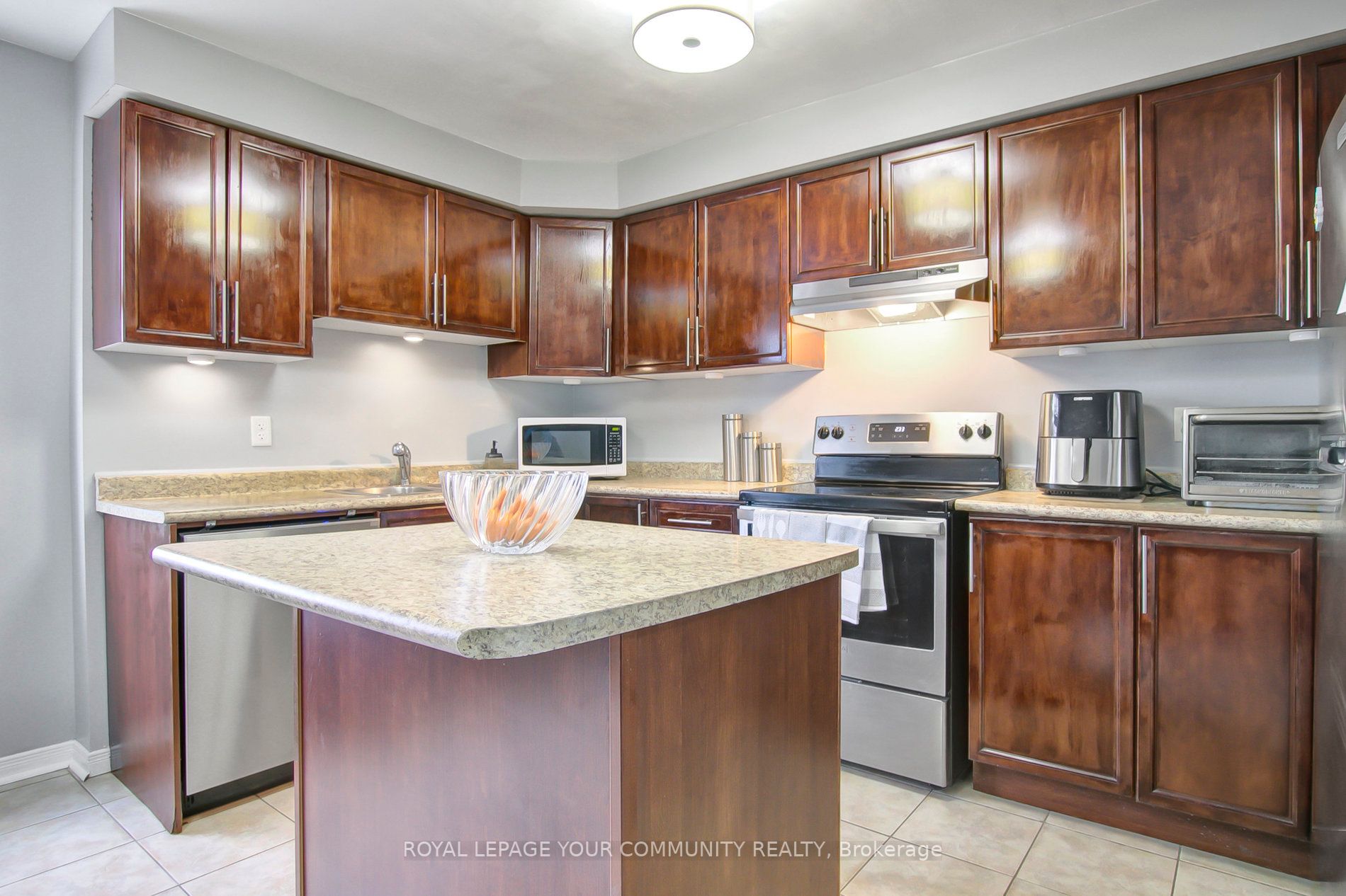 162 Bayly St W