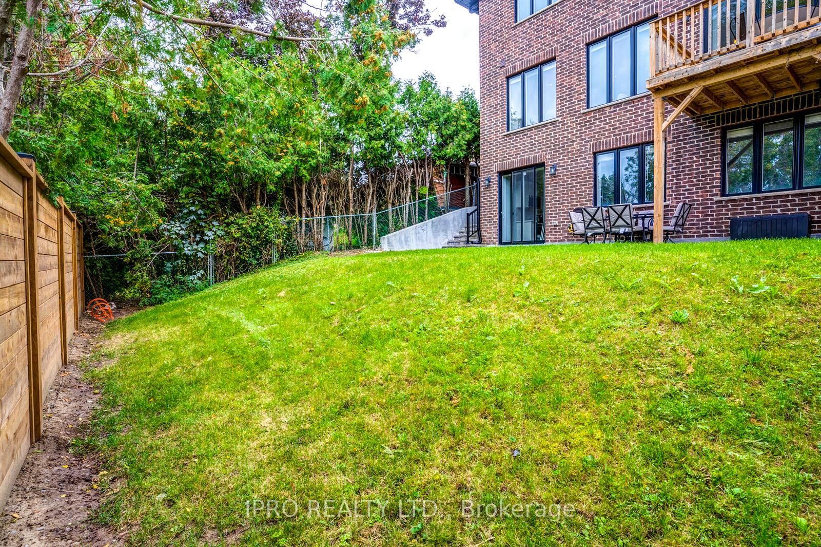 98 Squires Ave