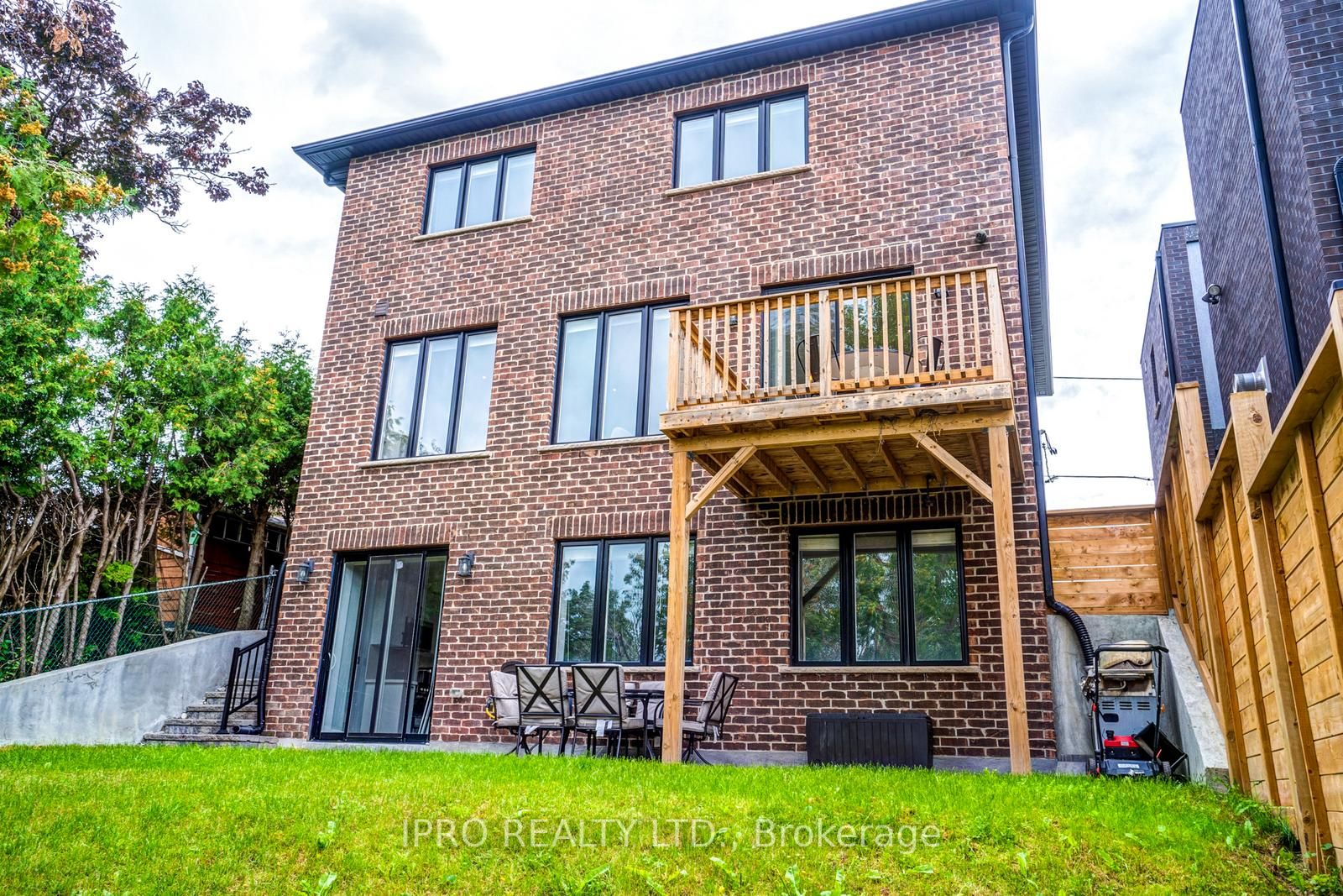 98 Squires Ave
