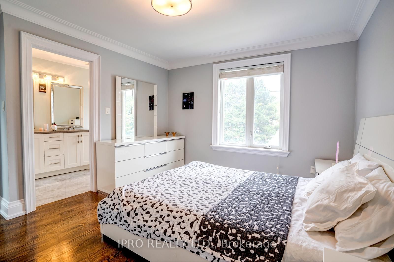 98 Squires Ave
