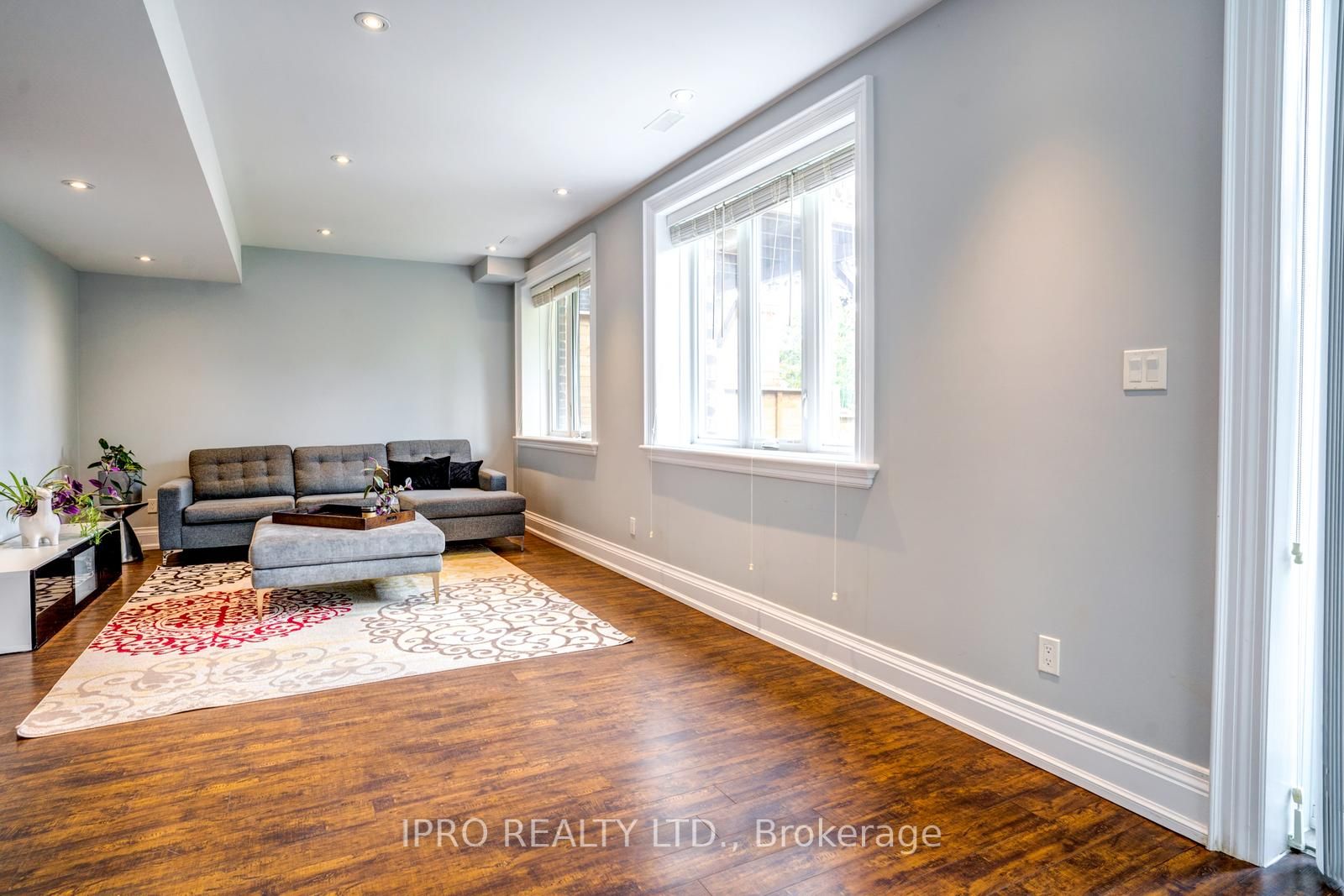 98 Squires Ave