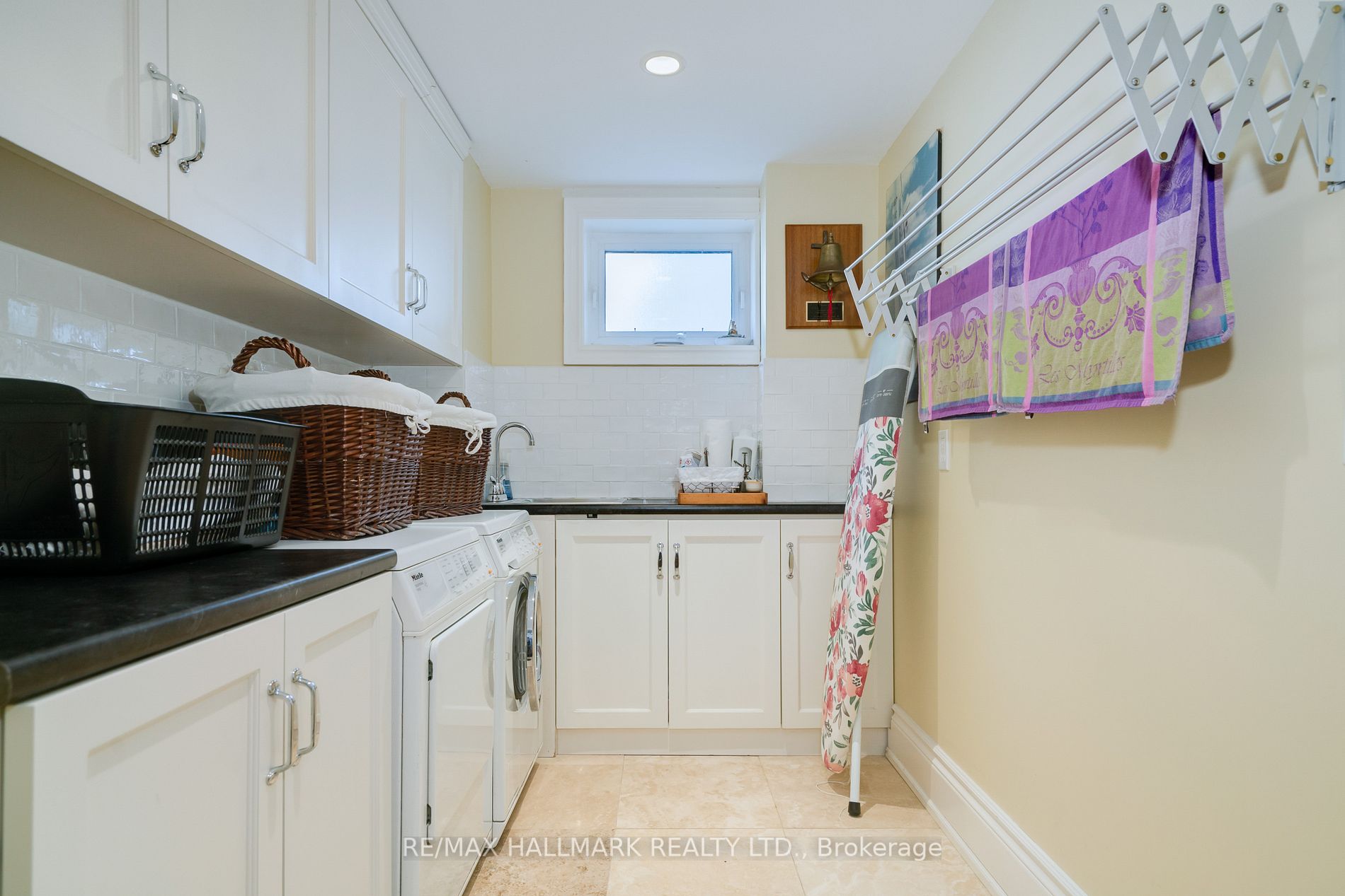 31 Red Deer Ave