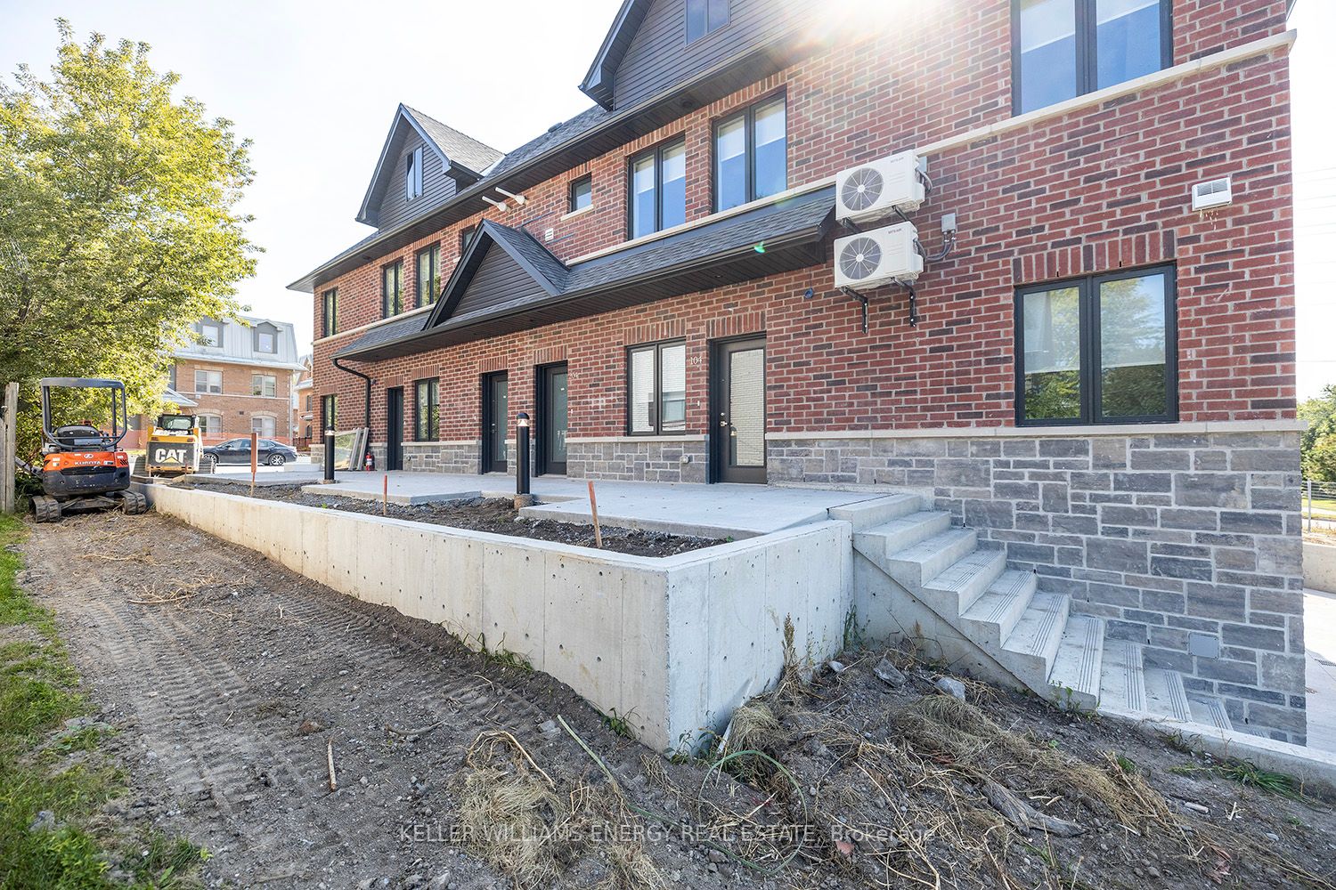 750 King St E, ##202