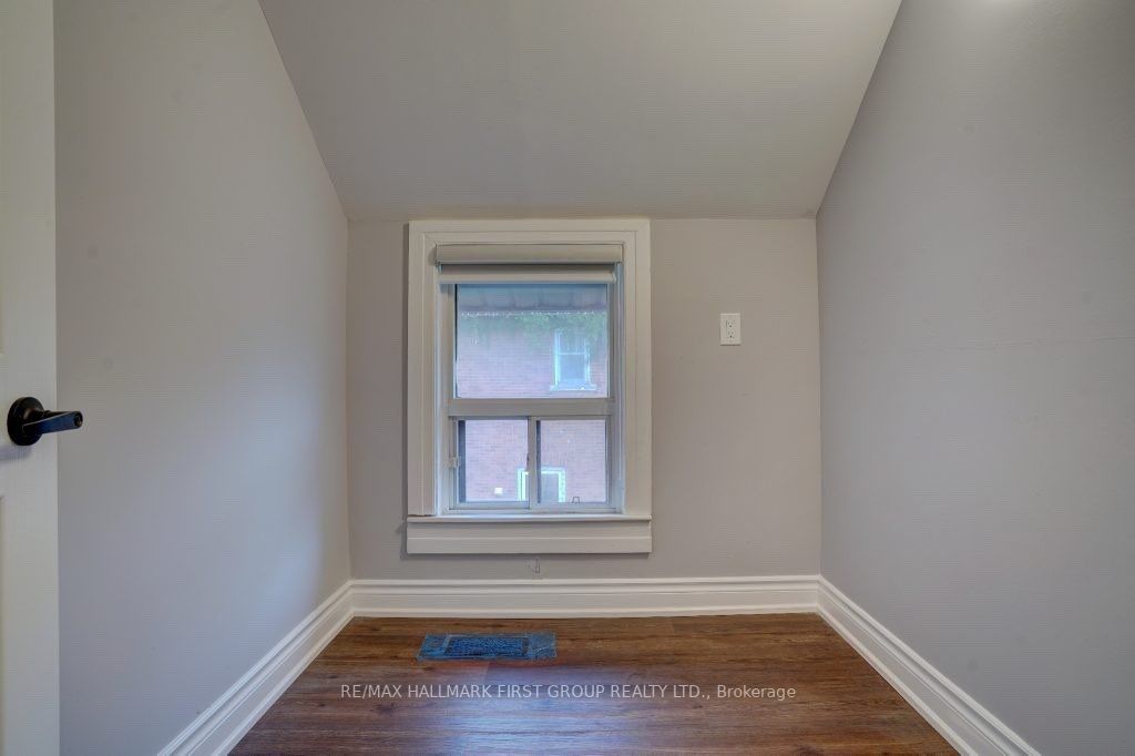 11 Hall St