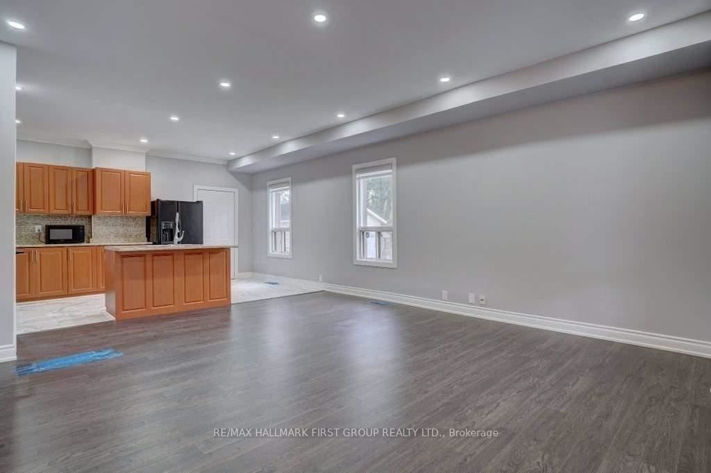11 Hall St