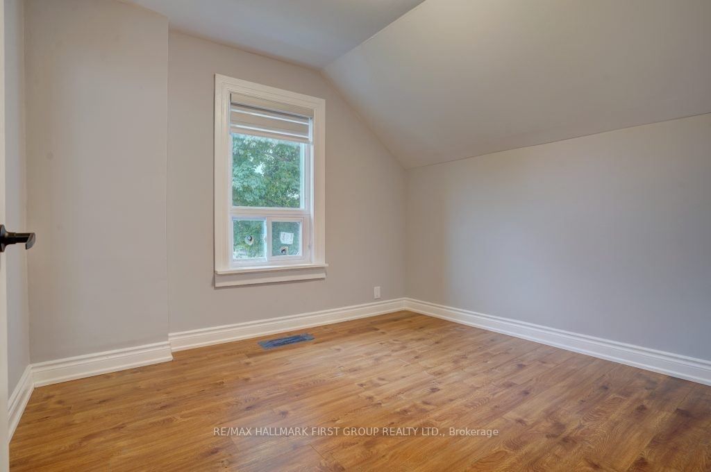 11 Hall St