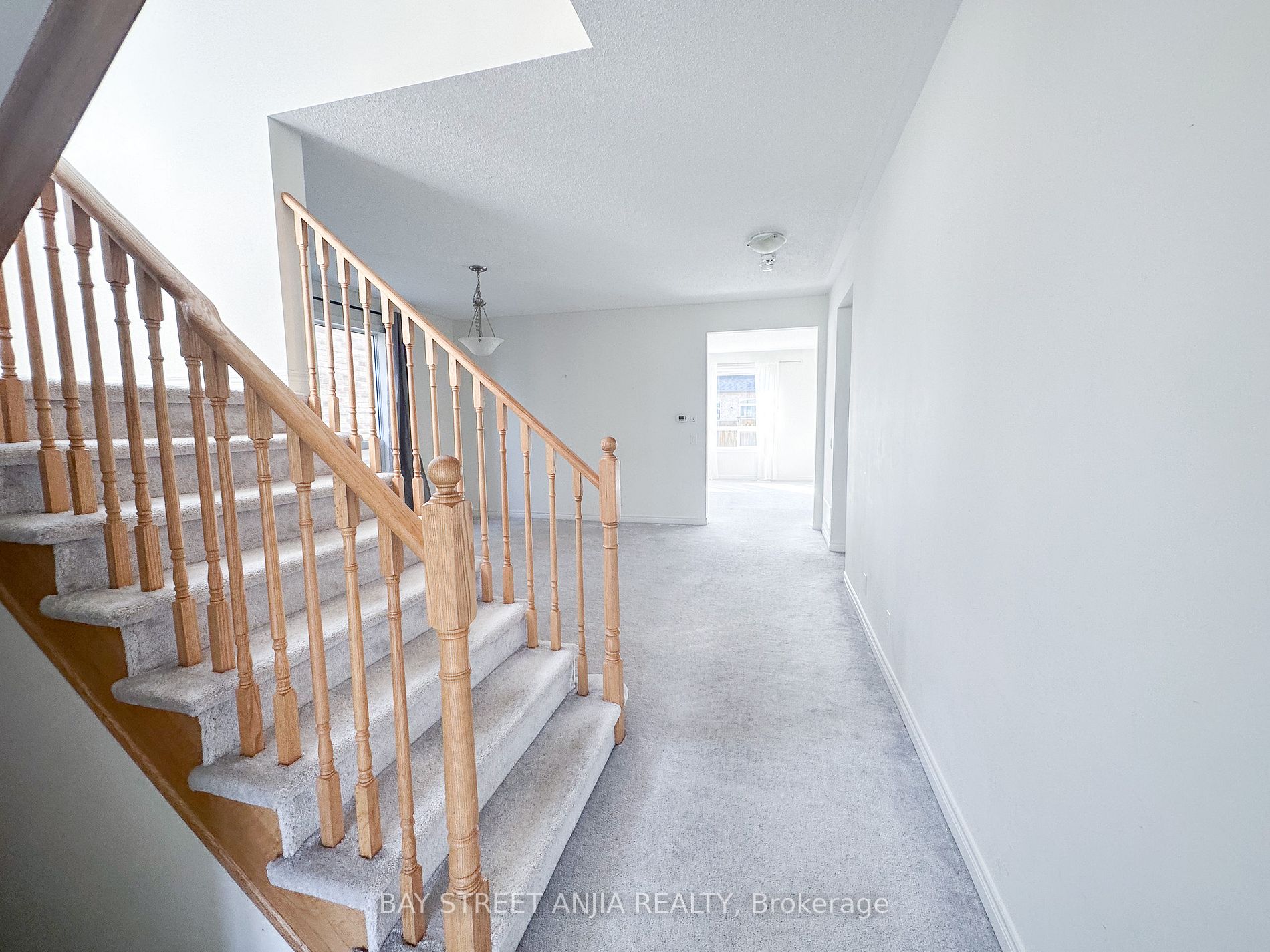 2402 Bridle Rd