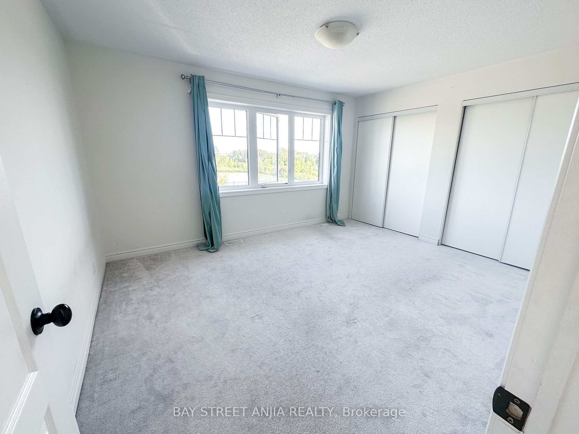 2402 Bridle Rd