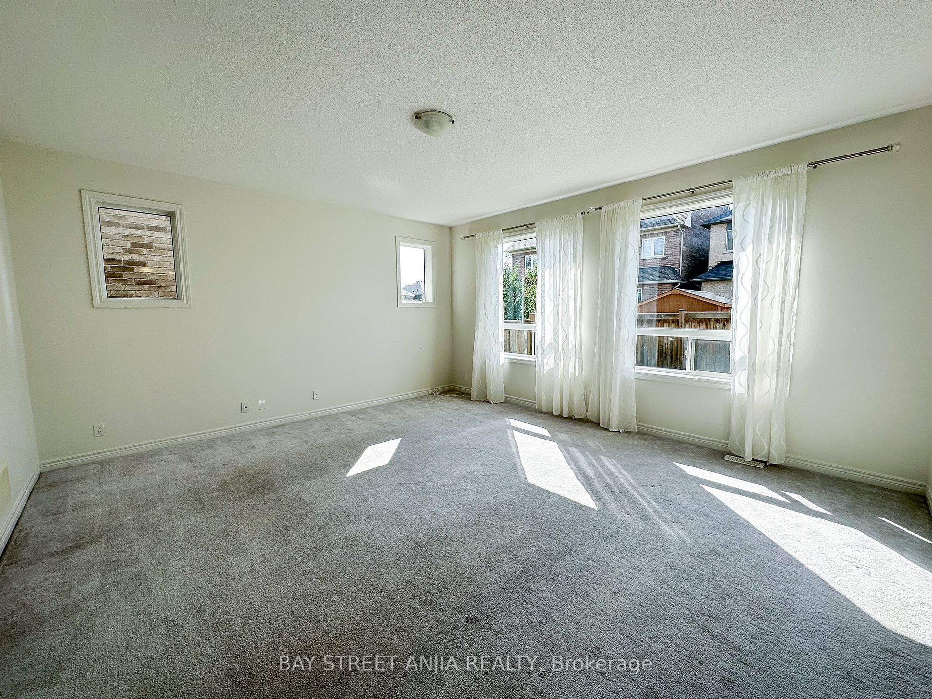 2402 Bridle Rd