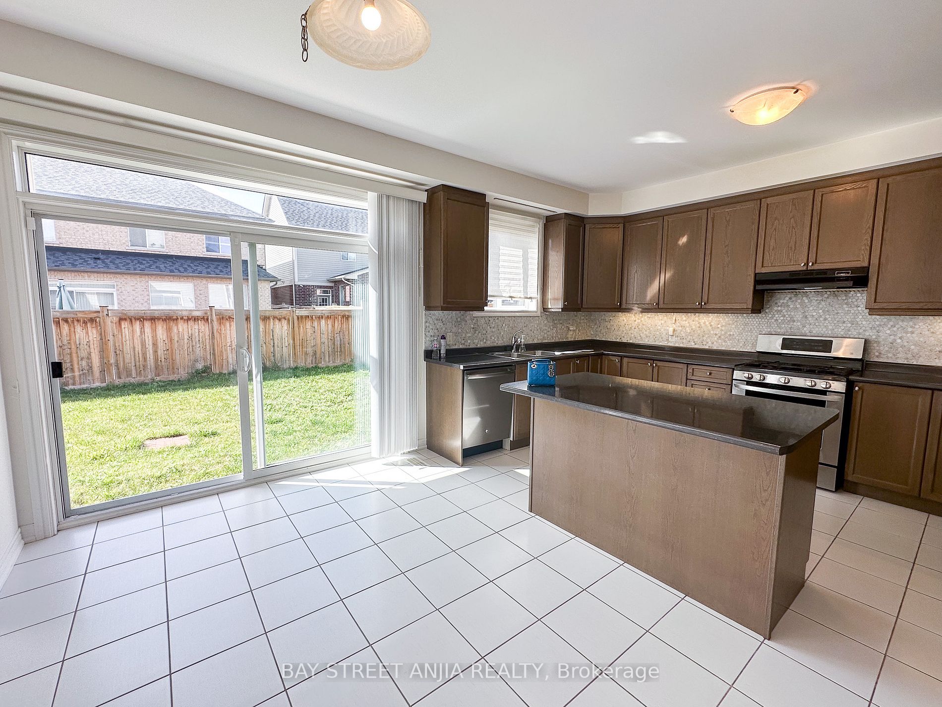2402 Bridle Rd