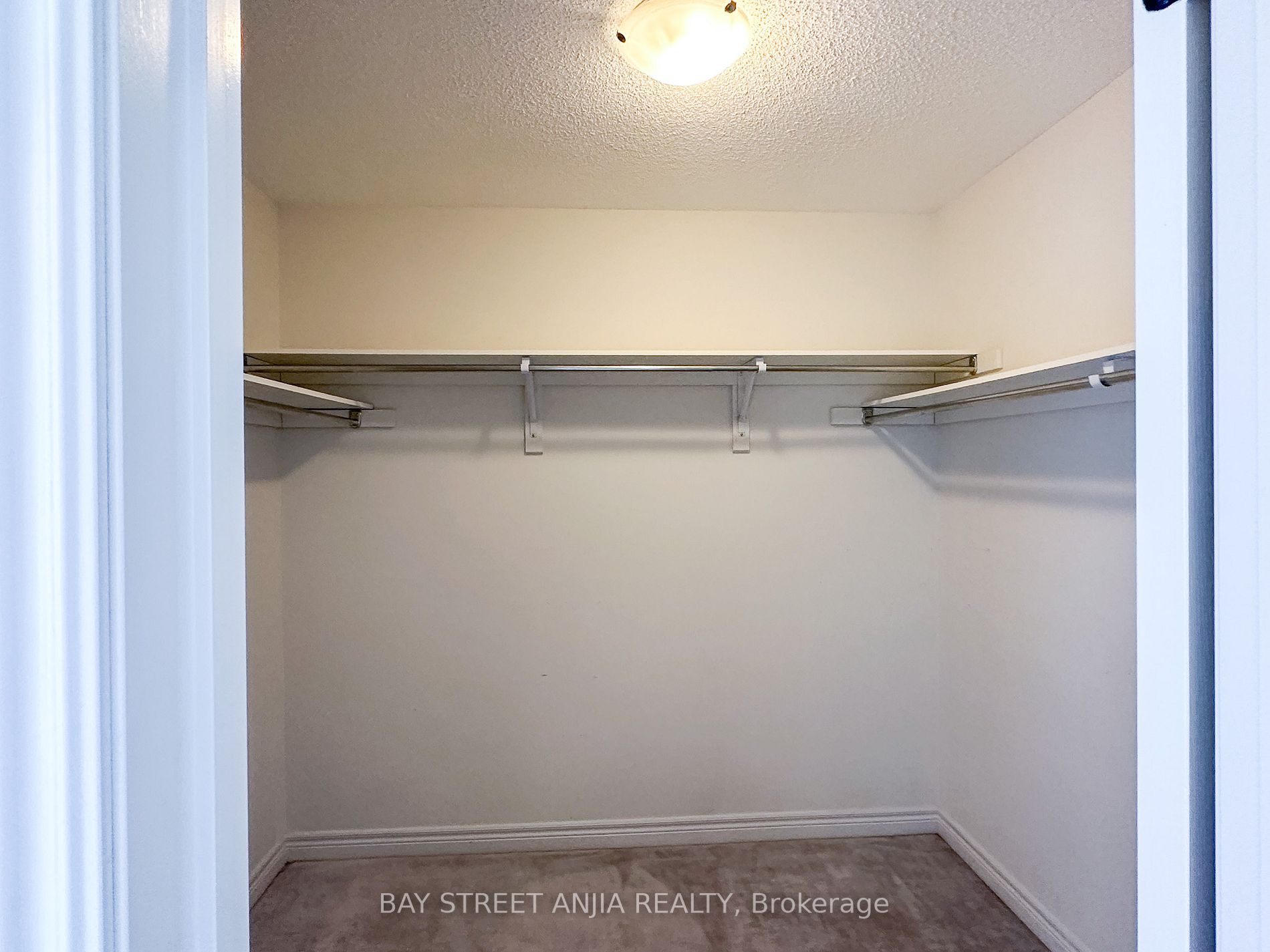 2402 Bridle Rd