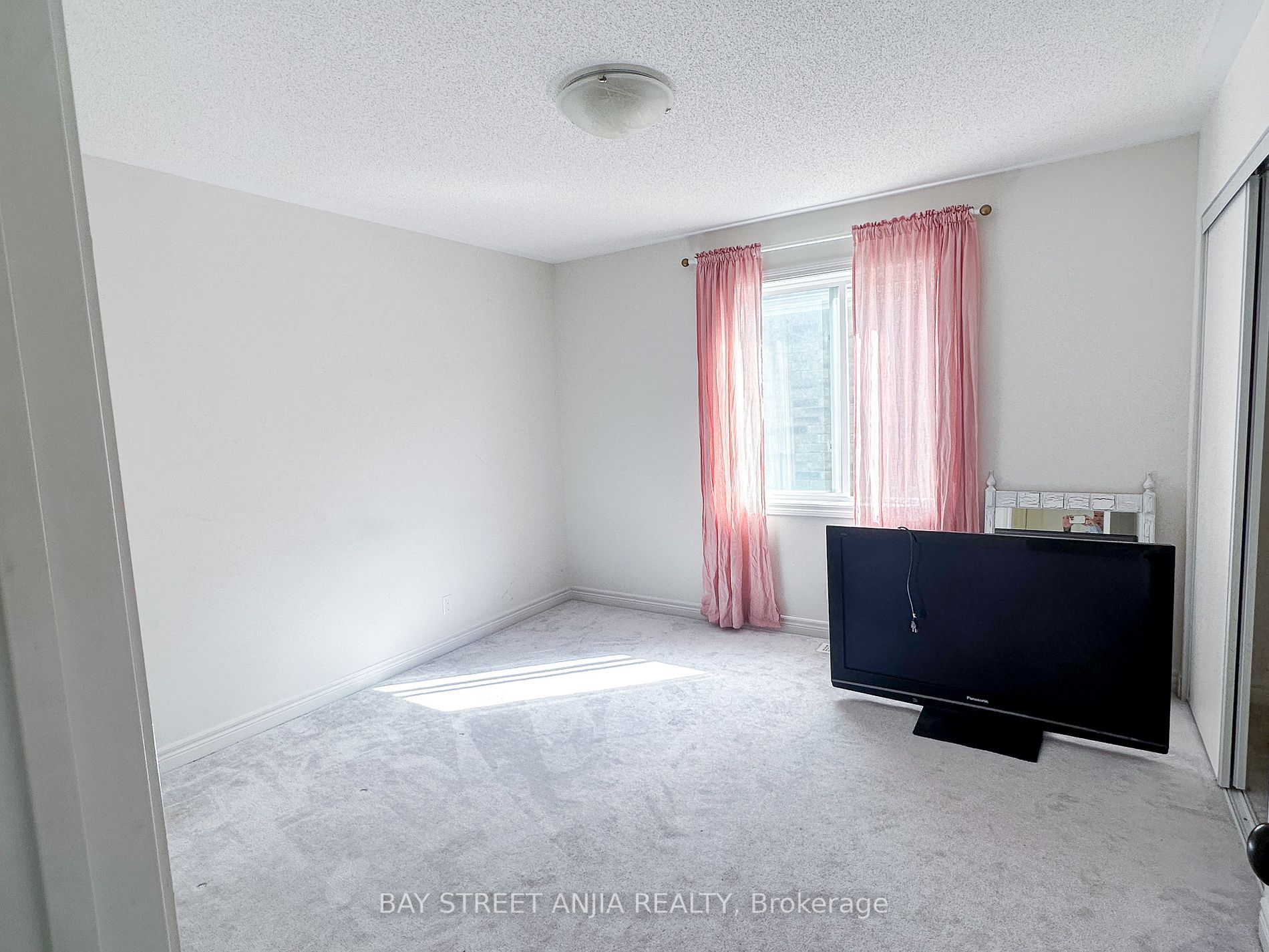 2402 Bridle Rd