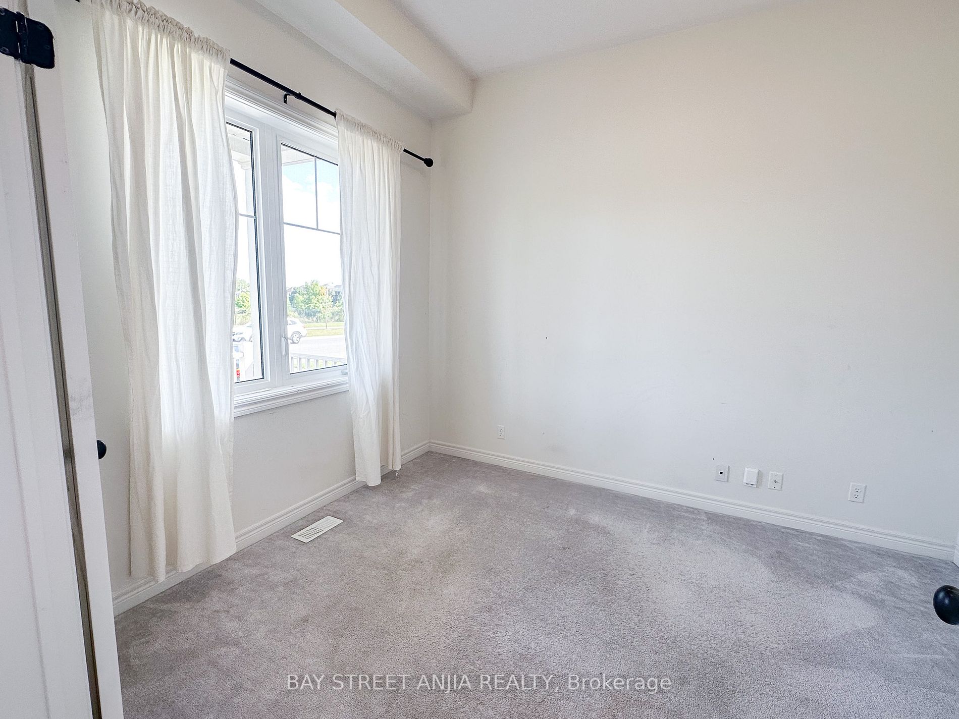 2402 Bridle Rd