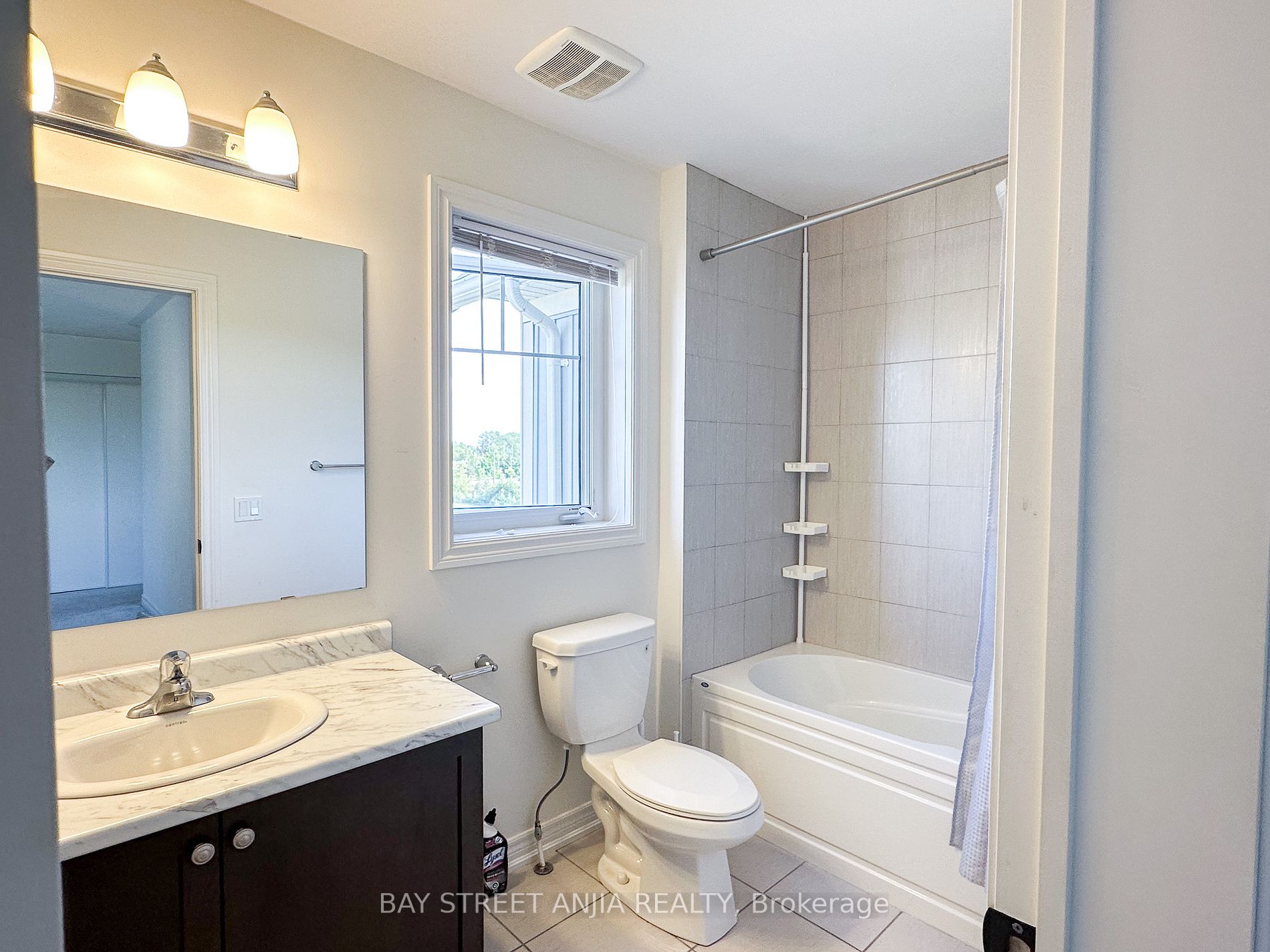 2402 Bridle Rd