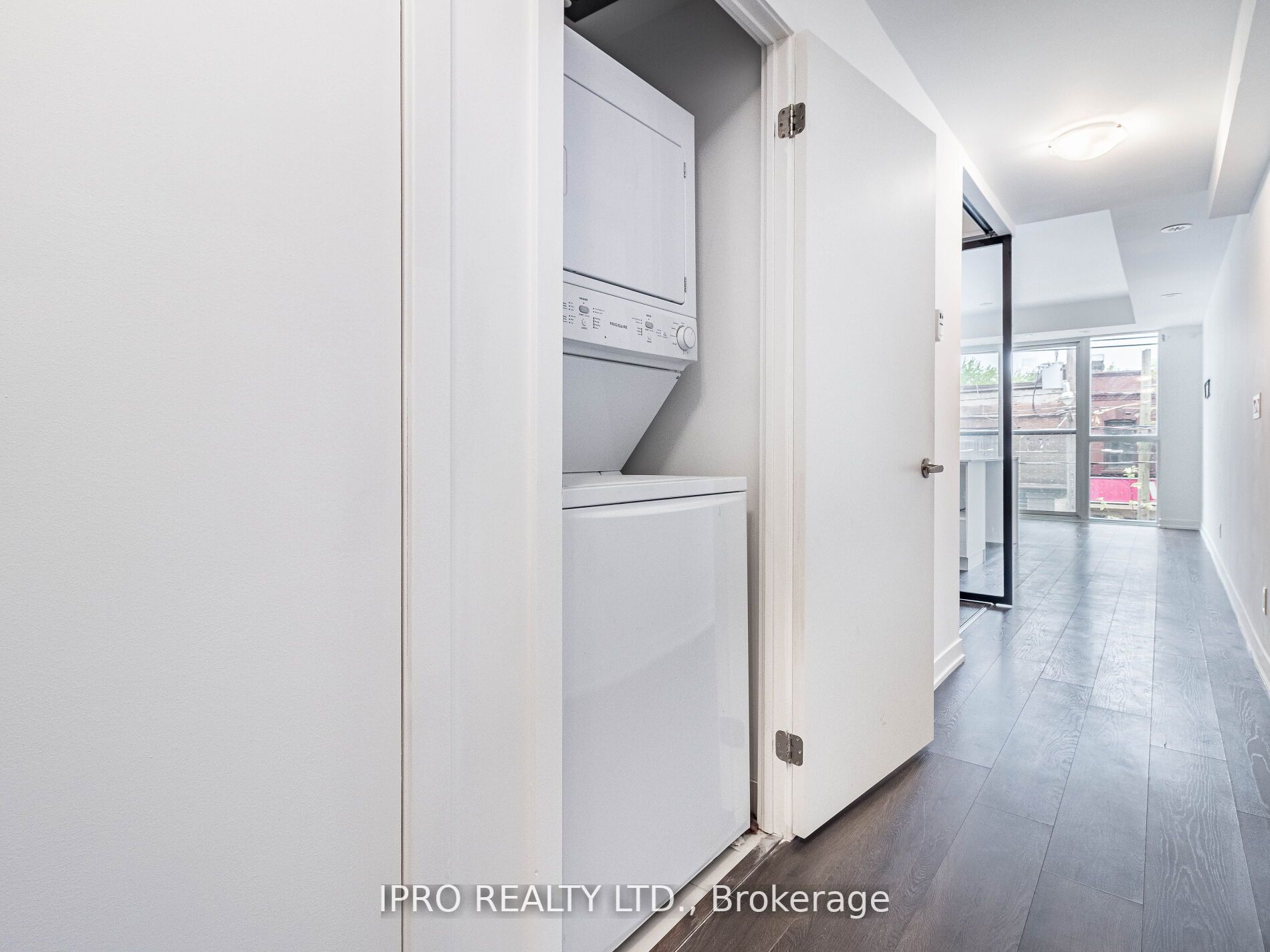 899 Queen St E, #207