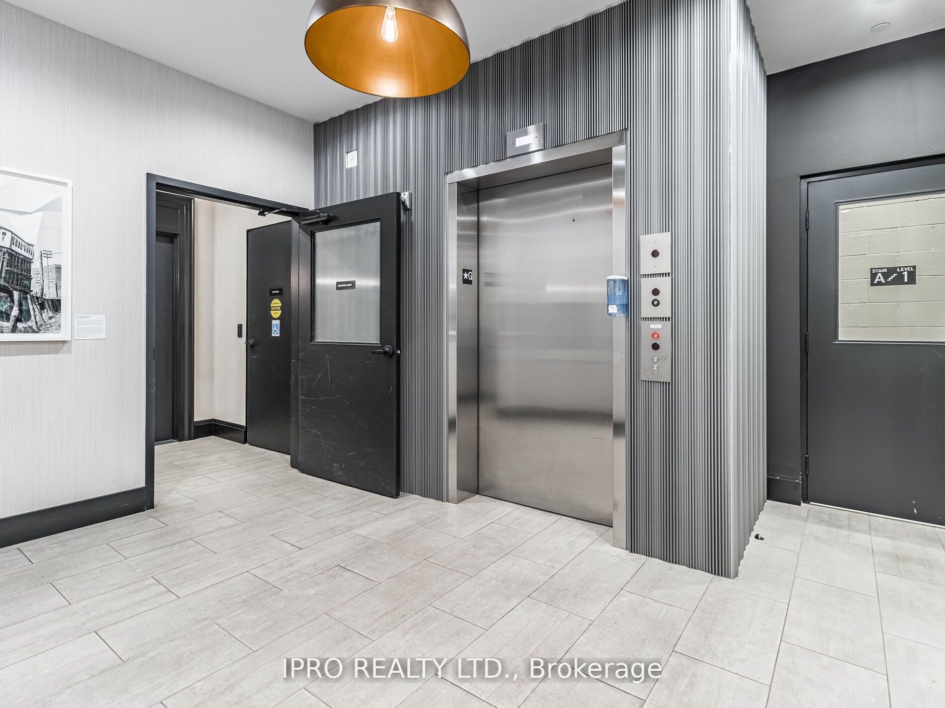 899 Queen St E, #207