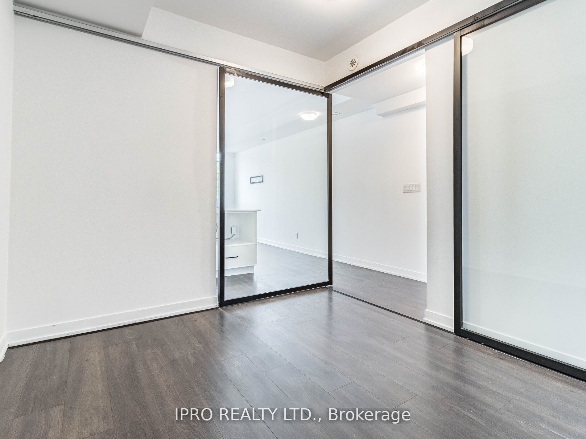 899 Queen St E, #207