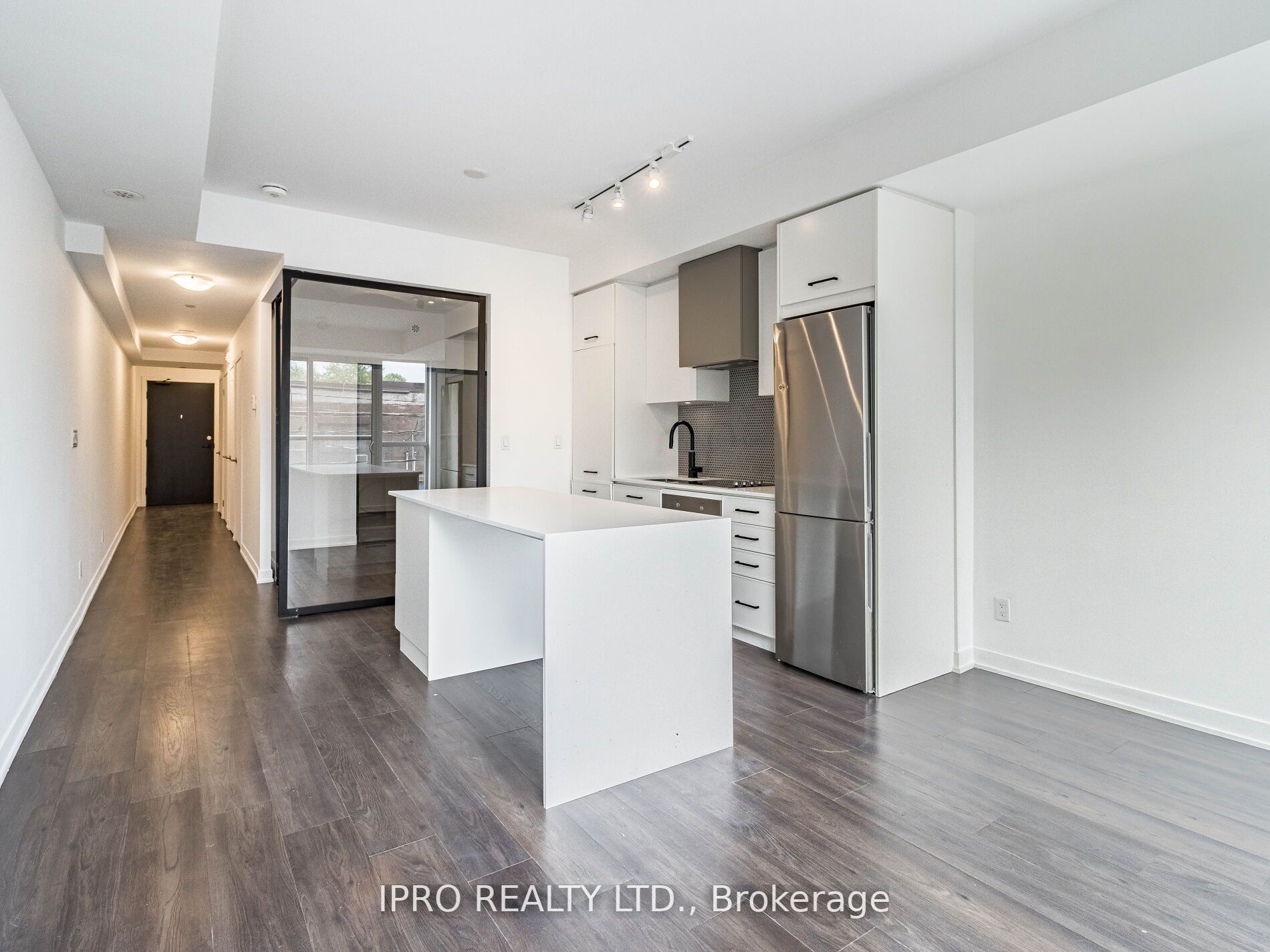 899 Queen St E, #207