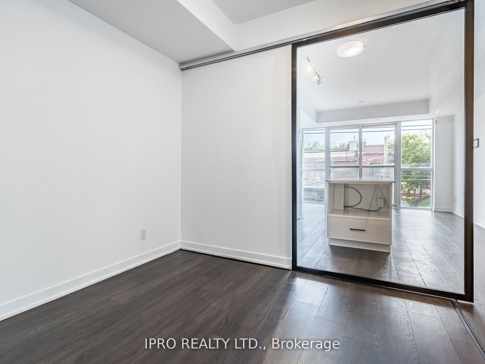 899 Queen St E, #207