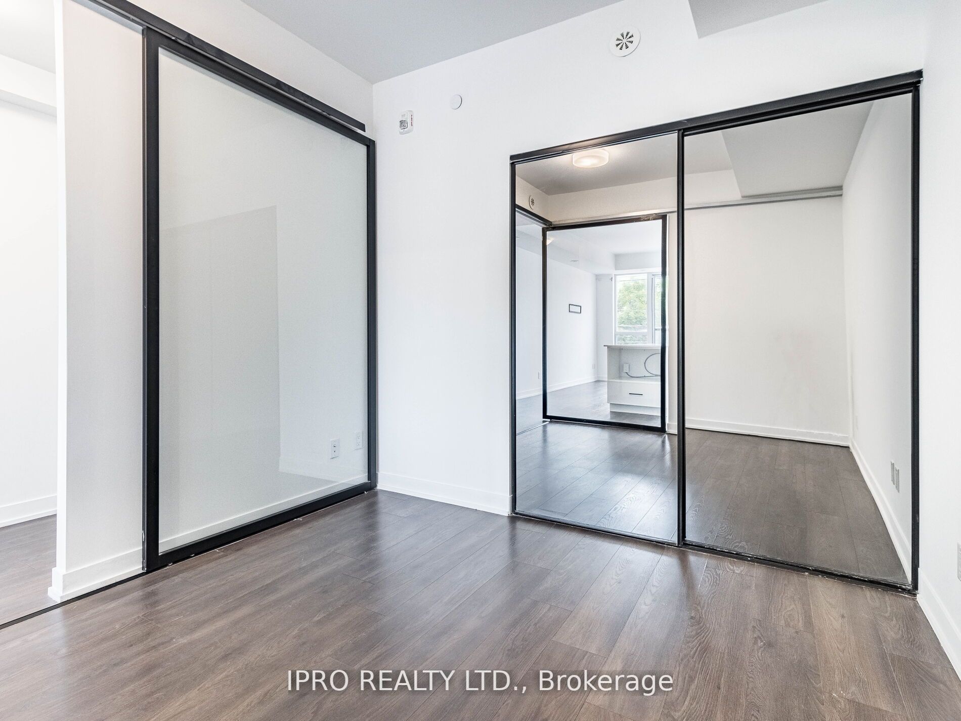 899 Queen St E, #207