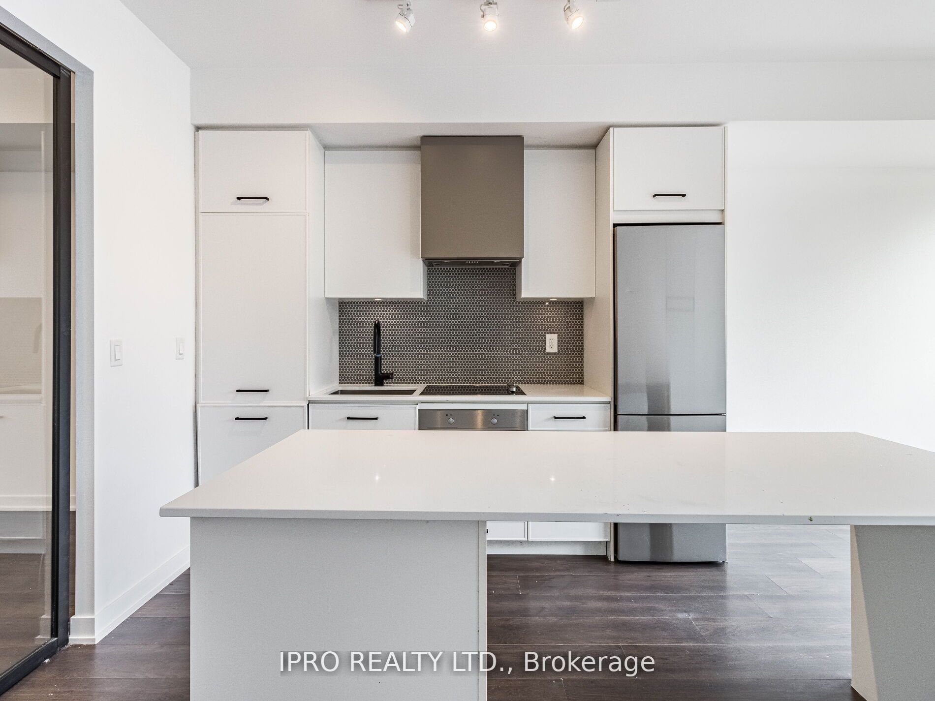 899 Queen St E, #207