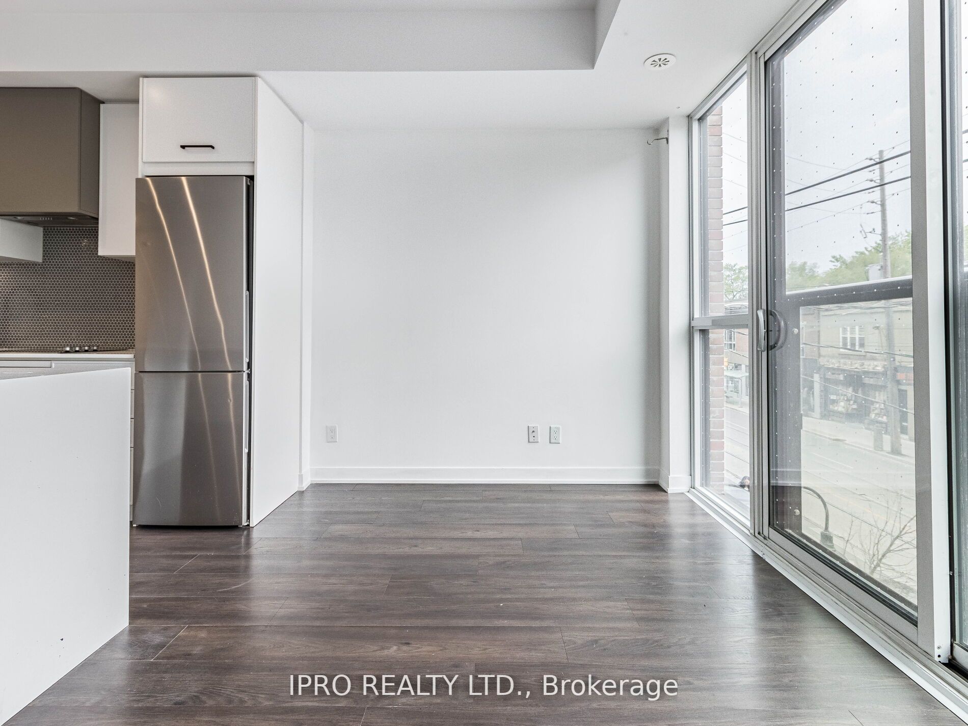 899 Queen St E, #207
