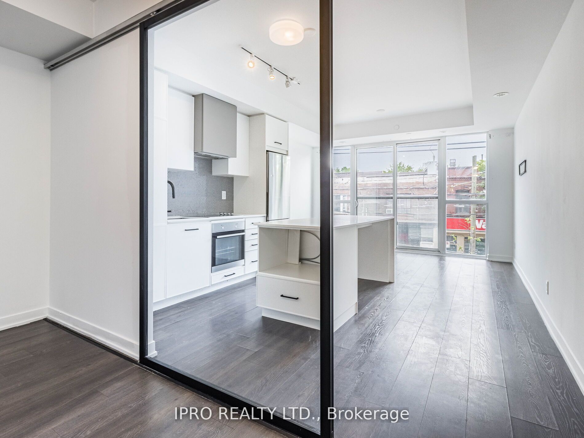 899 Queen St E, #207