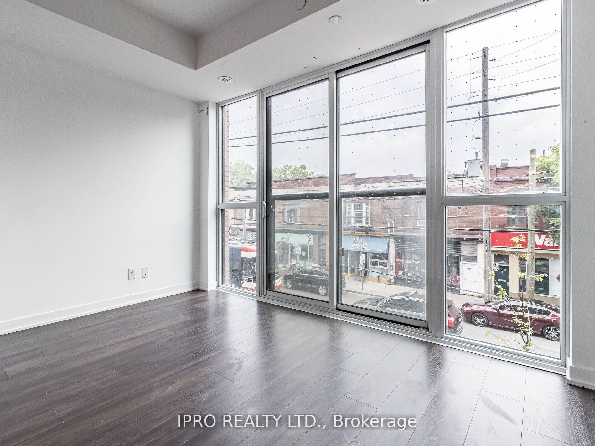 899 Queen St E, #207