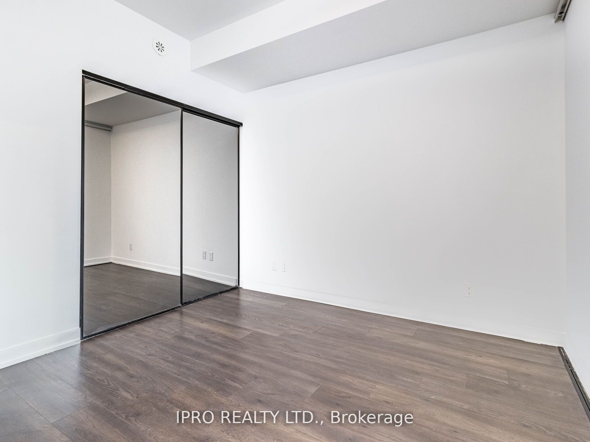 899 Queen St E, #207