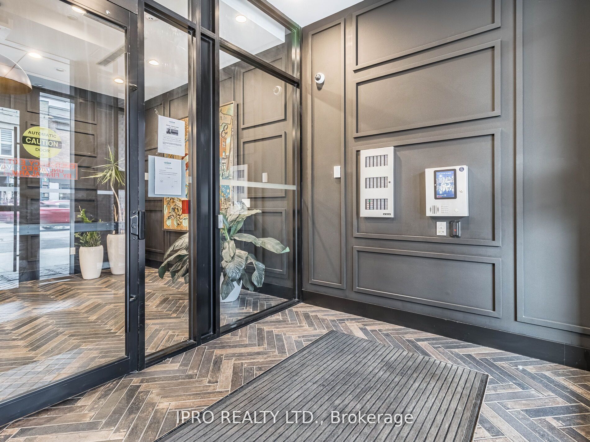 899 Queen St E, #207