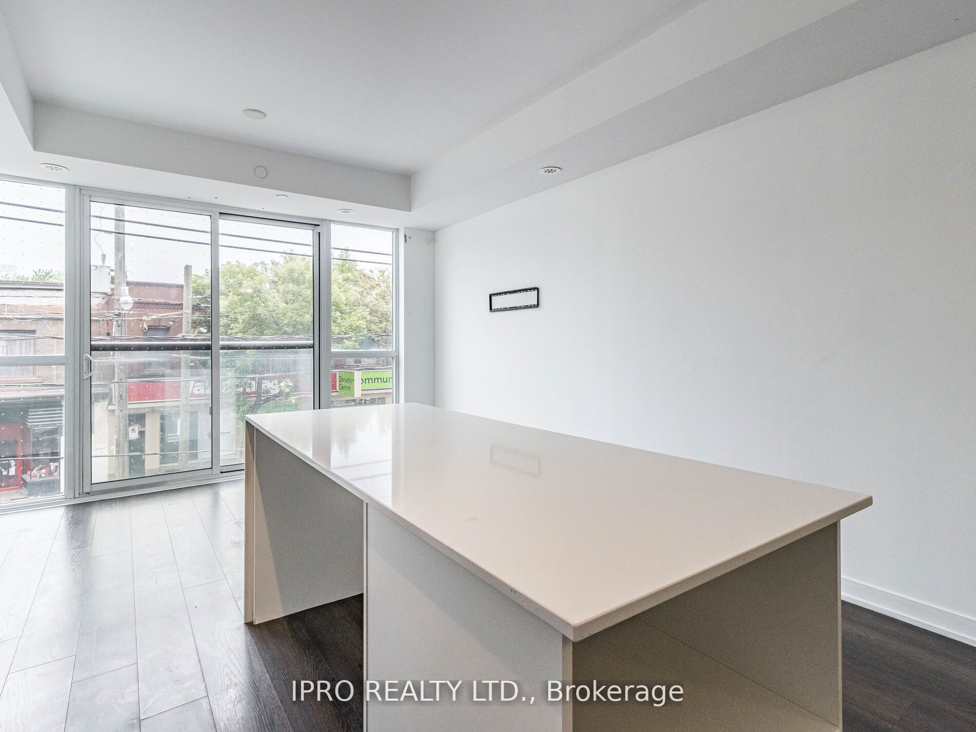 899 Queen St E, #207