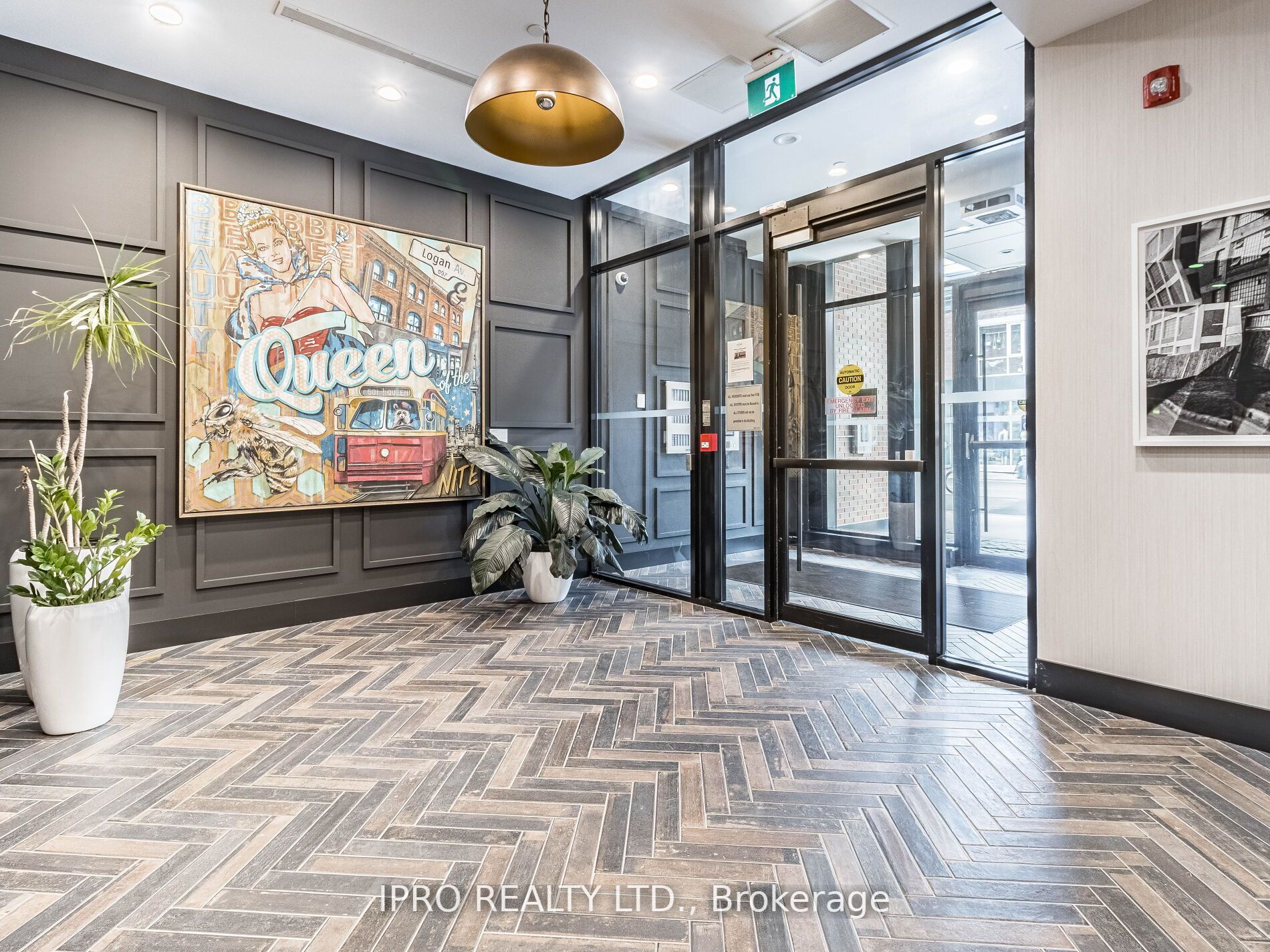 899 Queen St E, #207