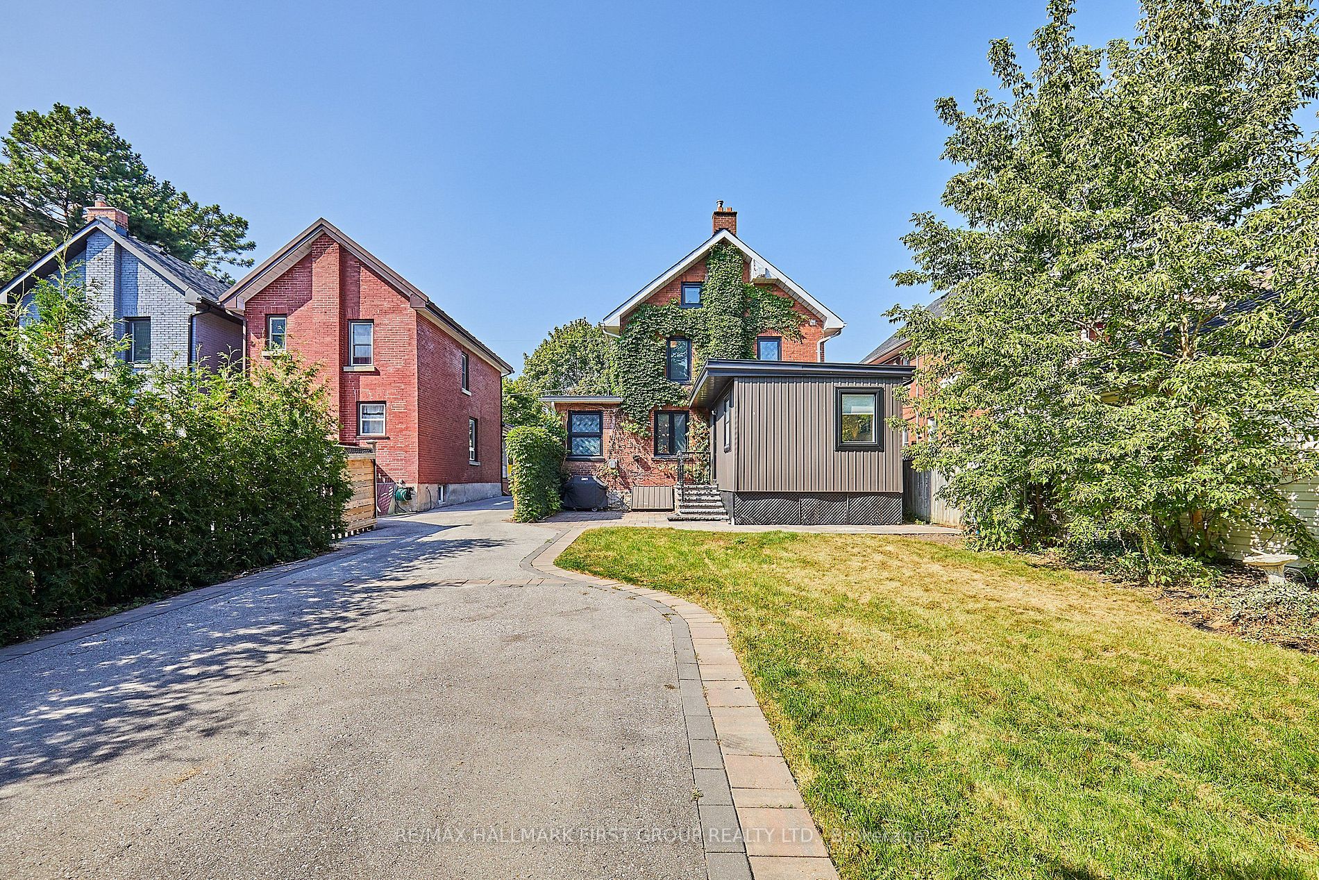 131 Brock St E