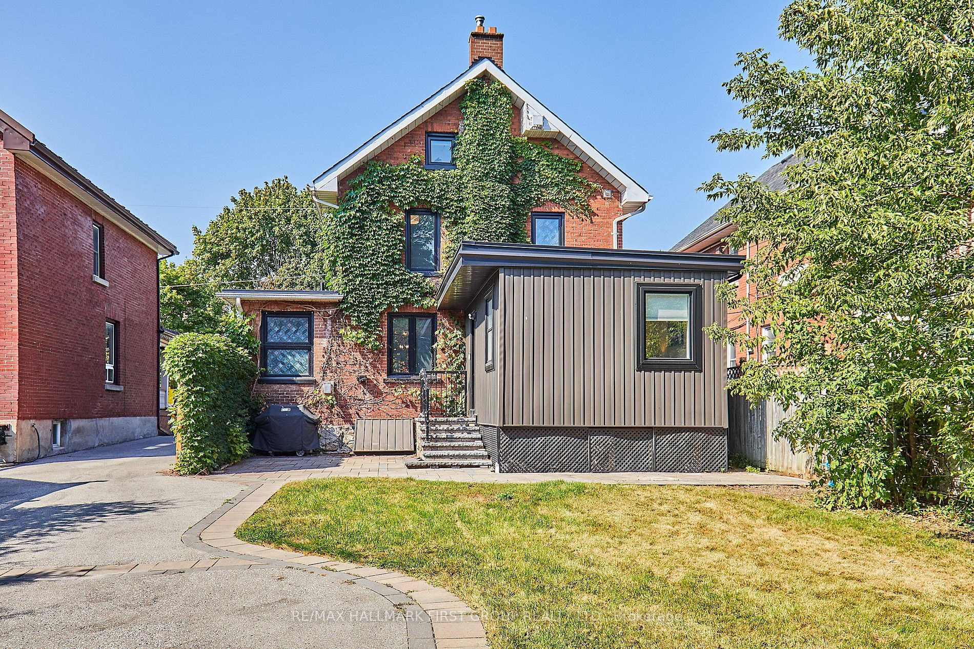 131 Brock St E