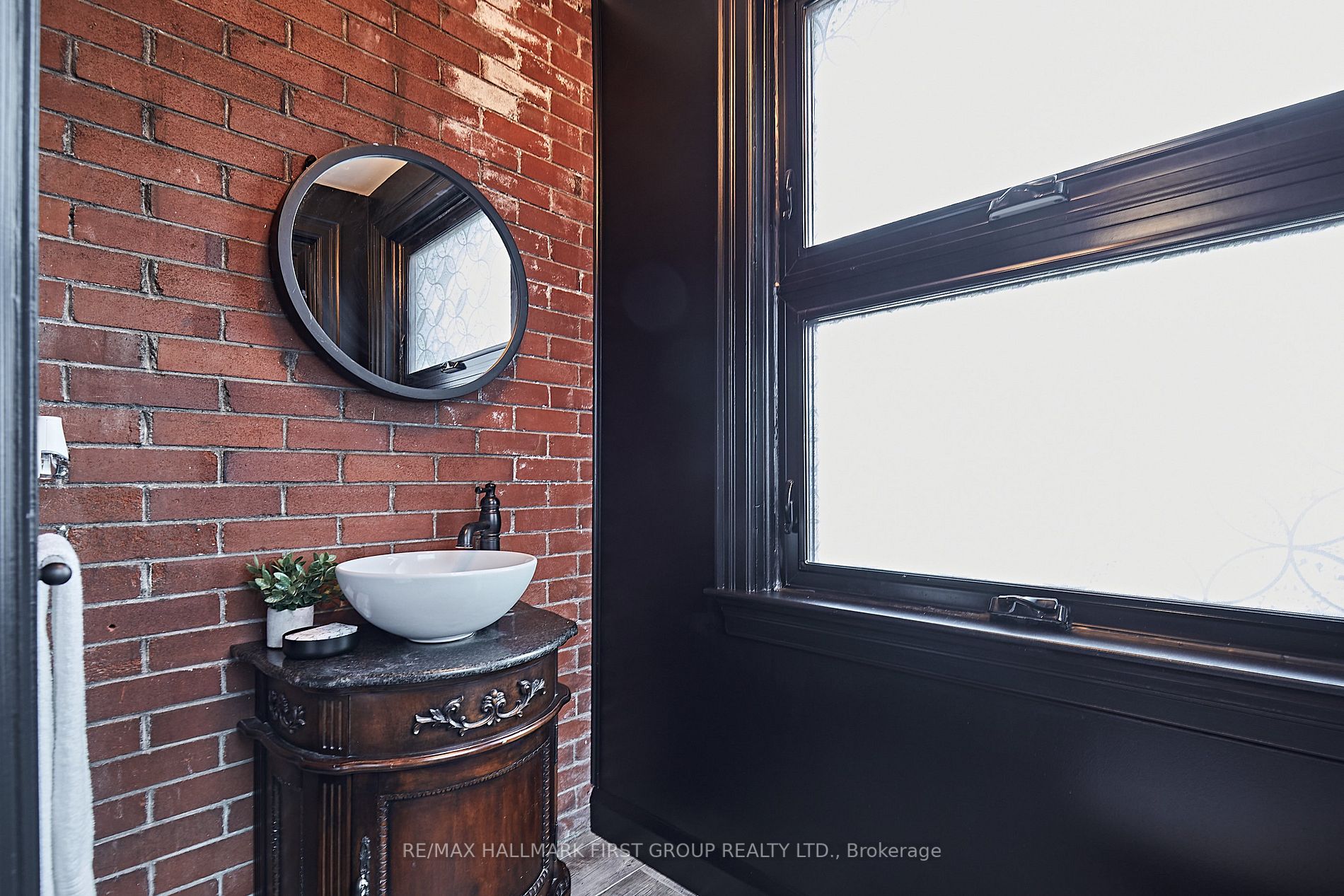 131 Brock St E