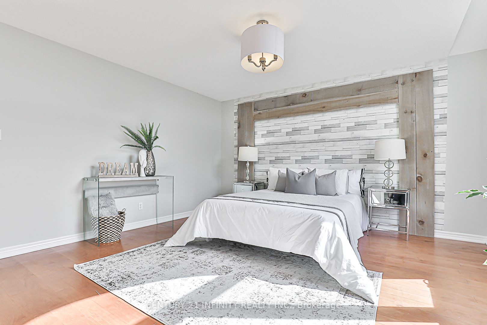 77 Sandford Cres