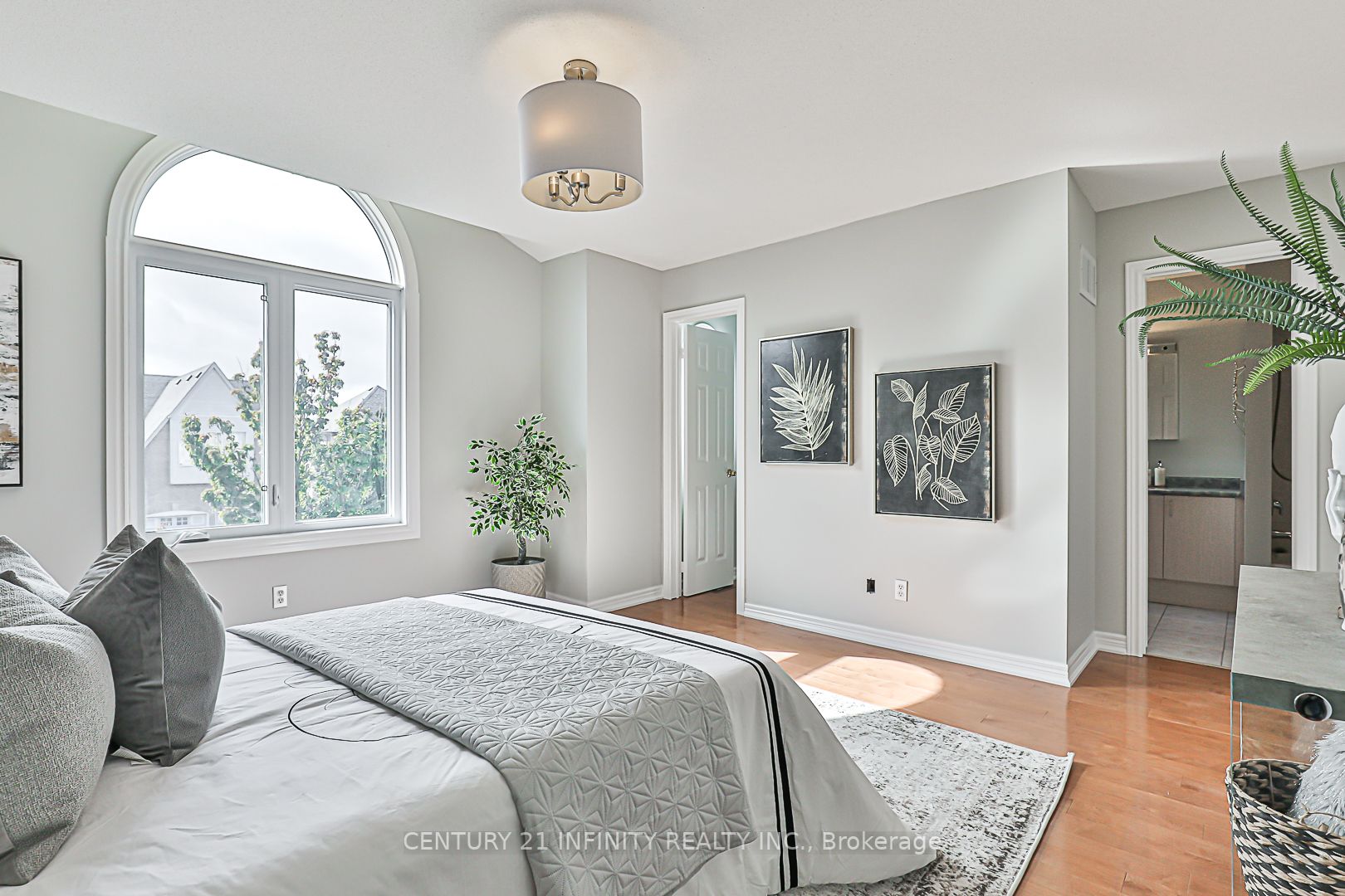 77 Sandford Cres